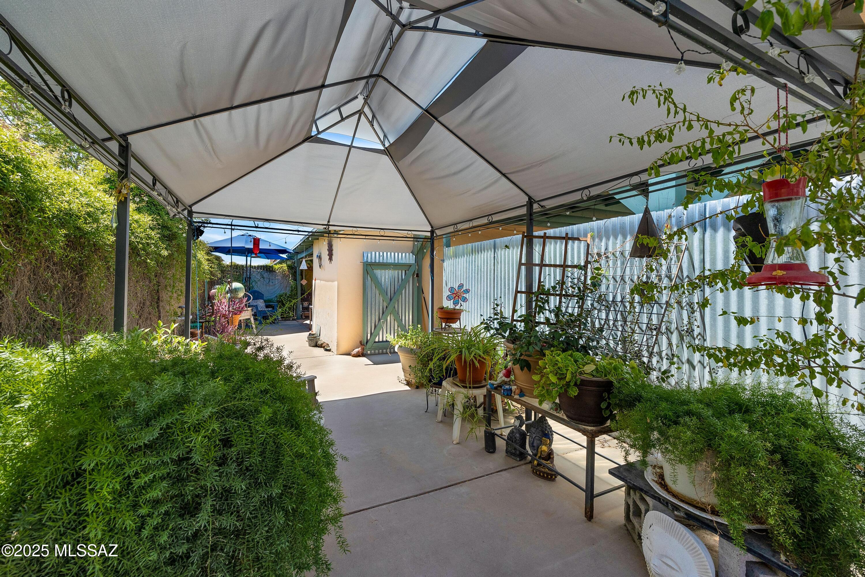 2502 N Fremont Avenue