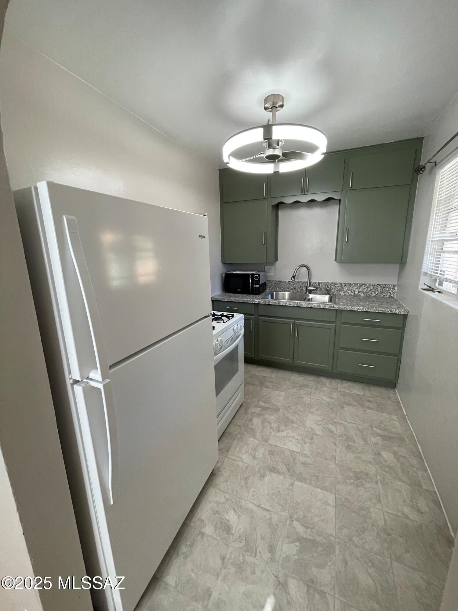 2502 N Fremont Avenue