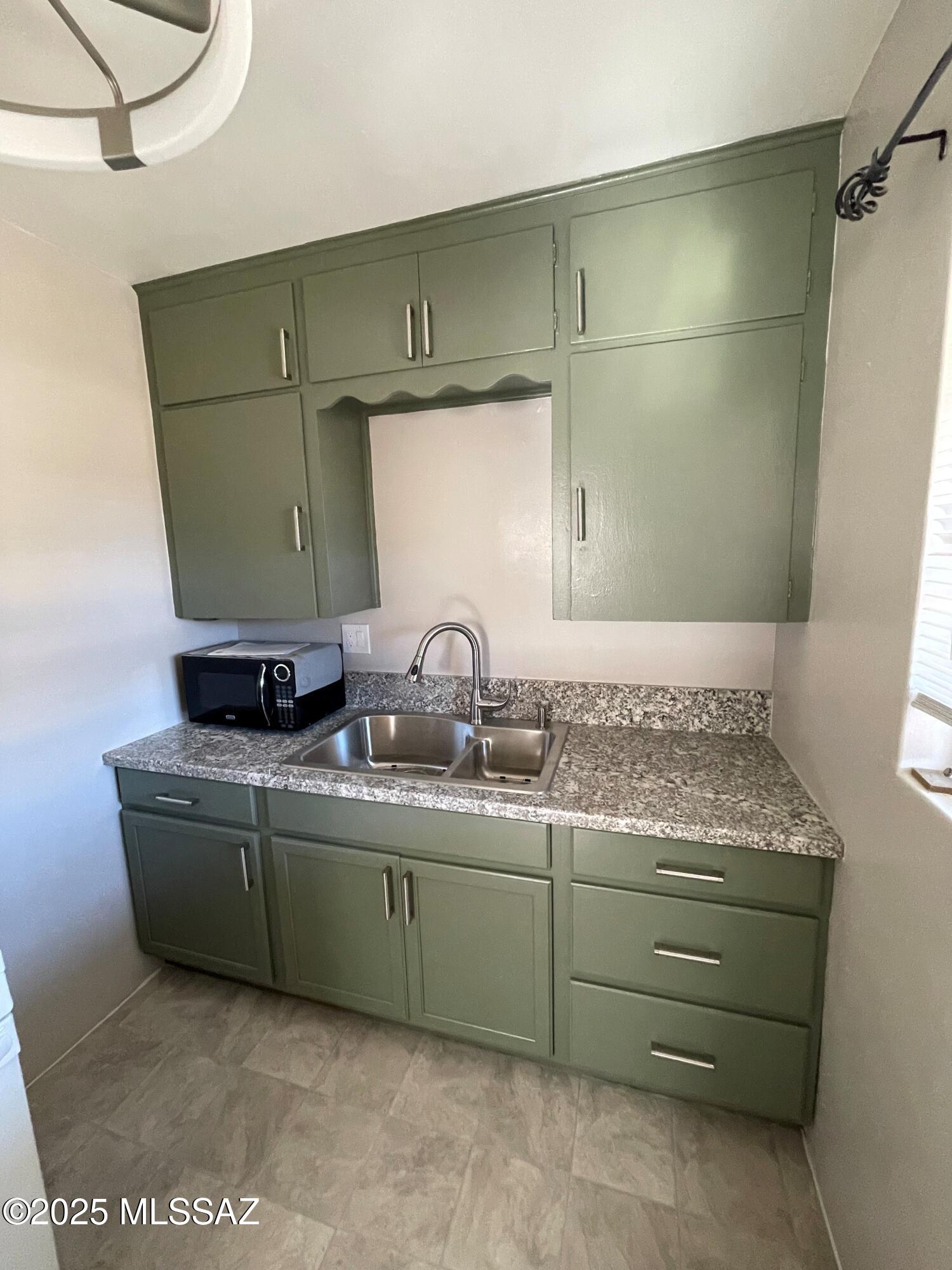 2502 N Fremont Avenue