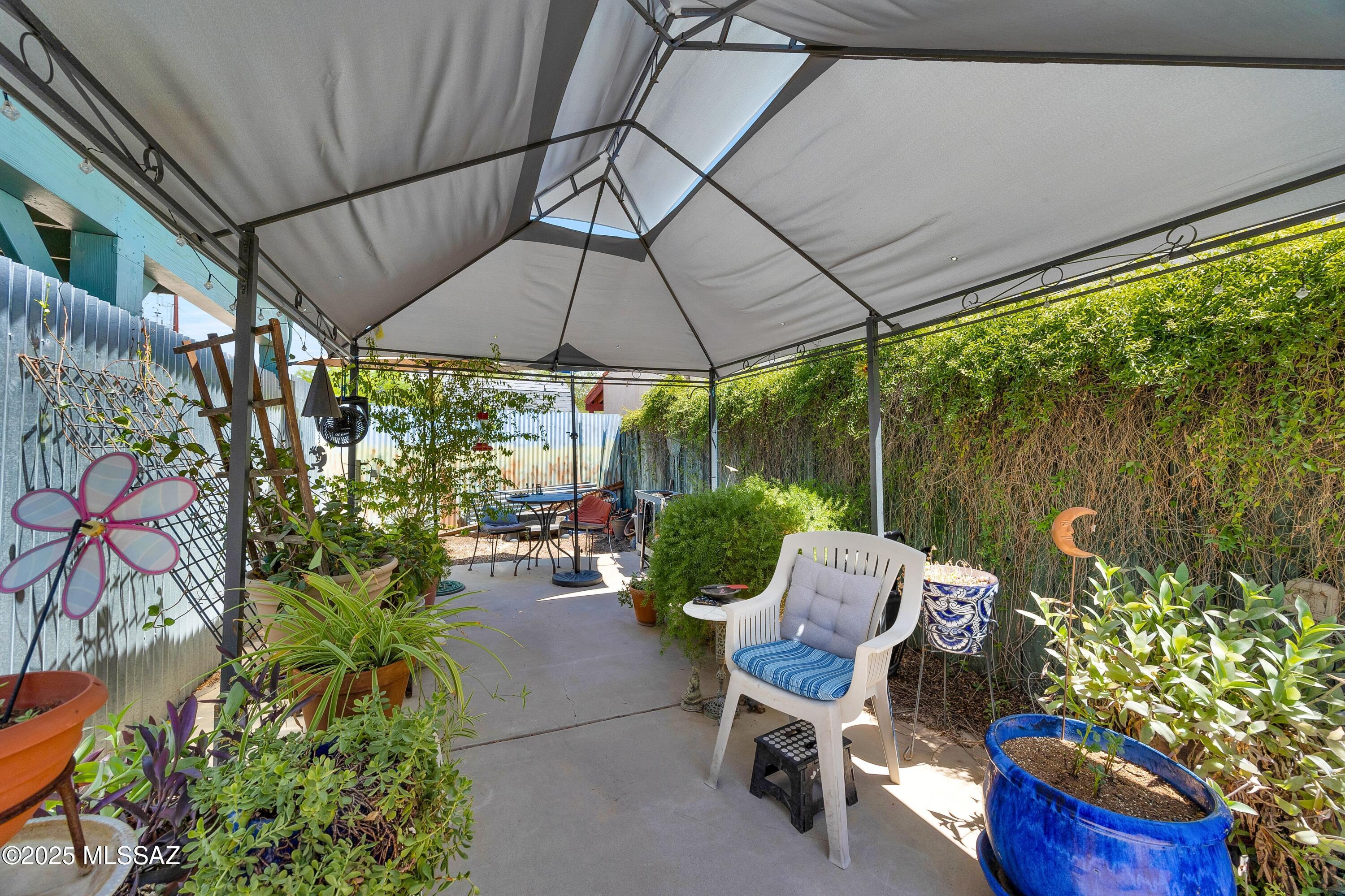 2502 N Fremont Avenue