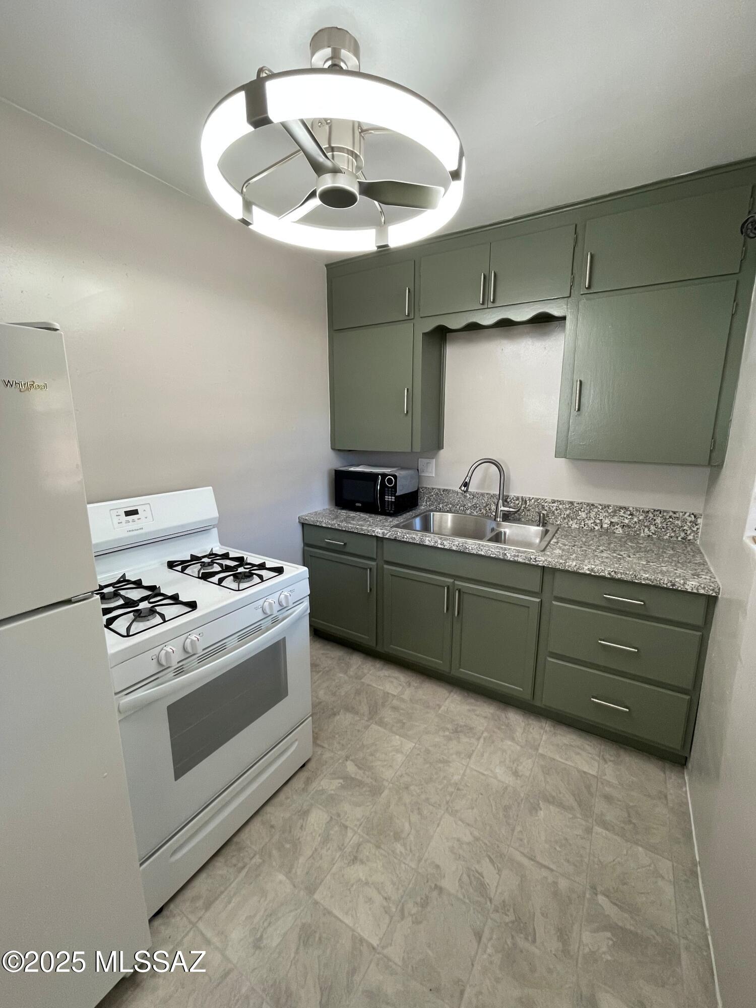 2502 N Fremont Avenue