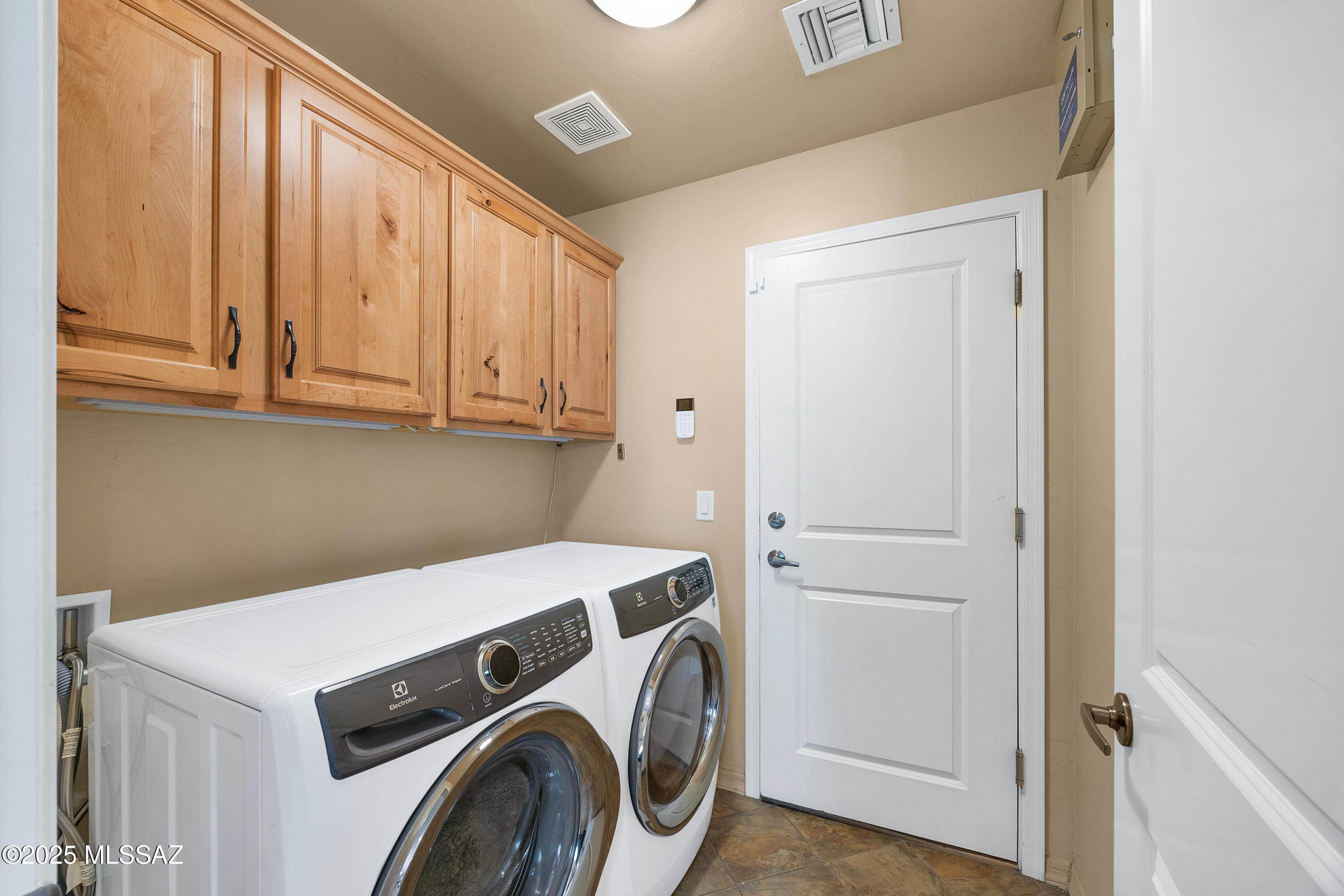 2466 N Wrens Nest Place