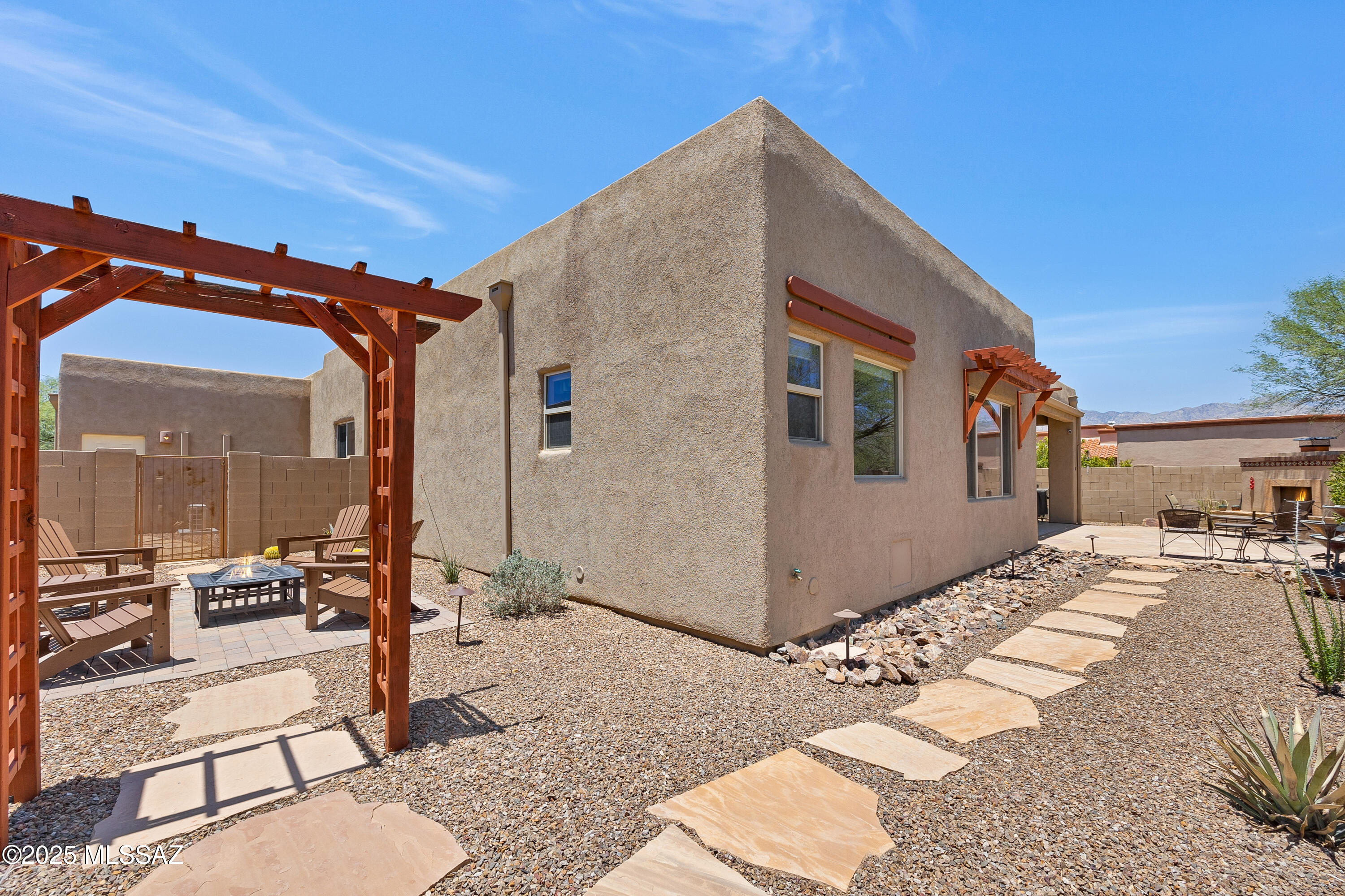 2466 N Wrens Nest Place