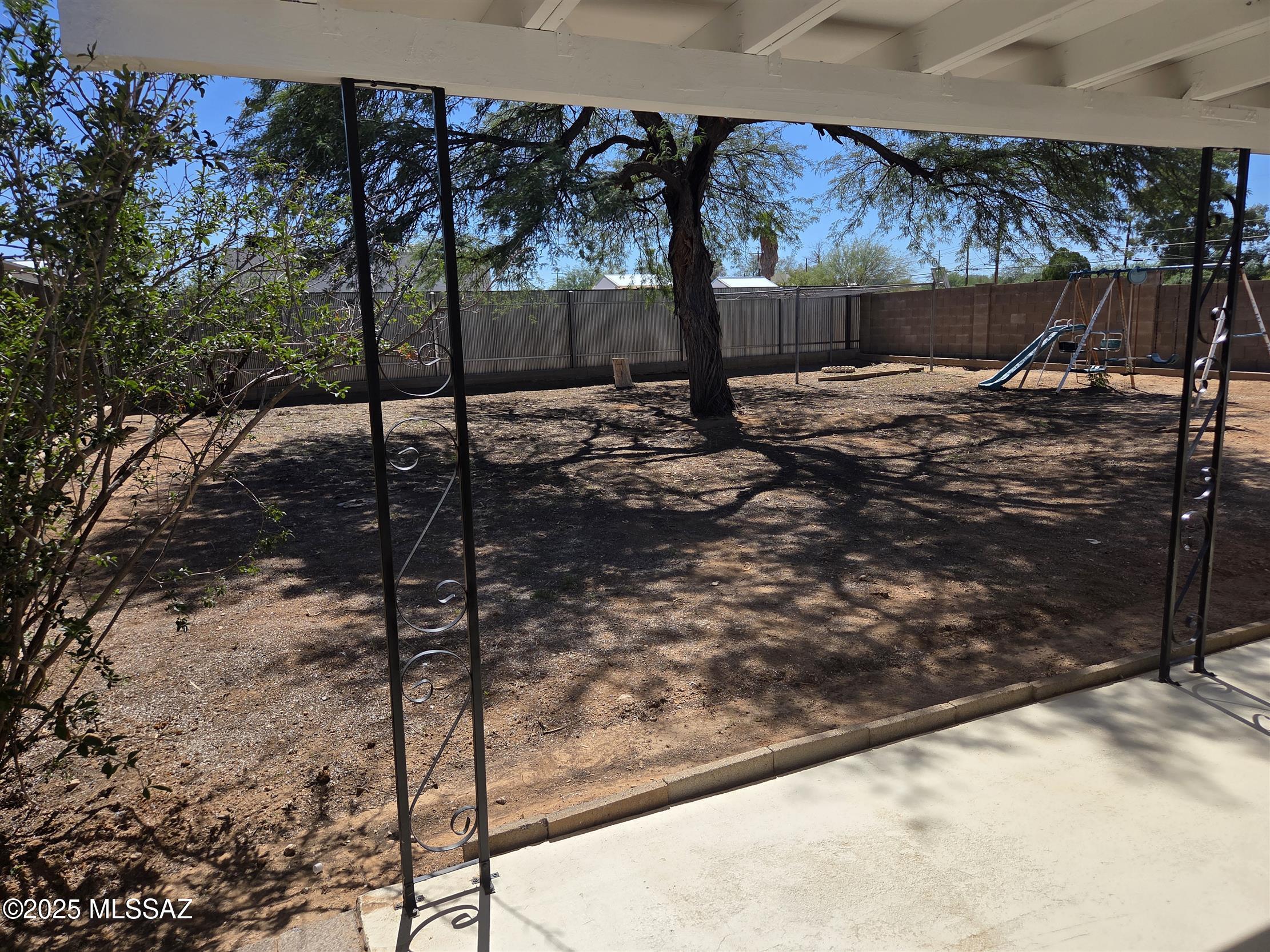 220 E Blacklidge Drive