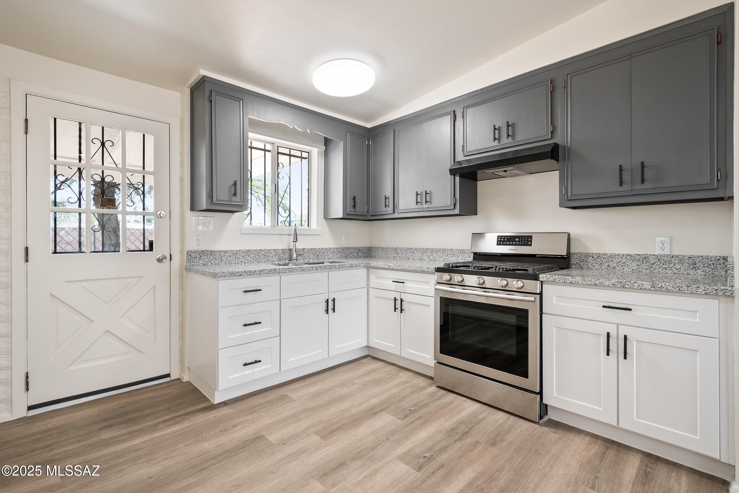 220 E Blacklidge Drive