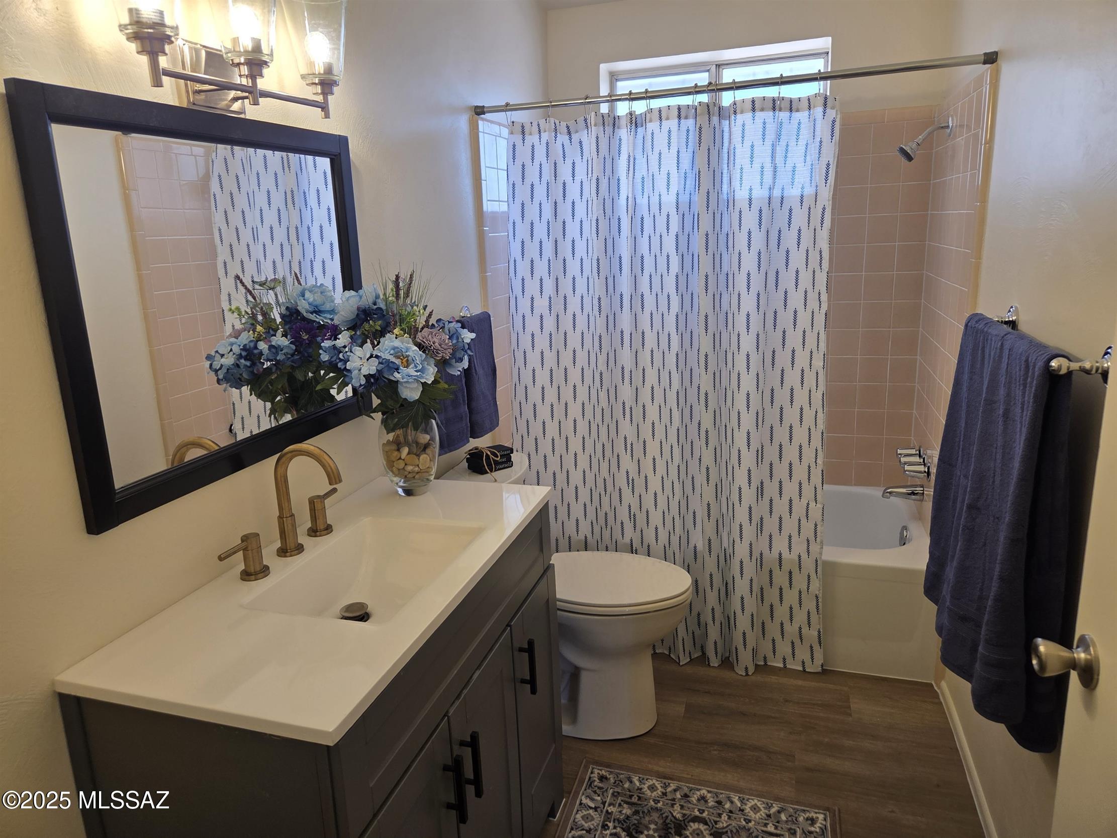 220 E Blacklidge Drive