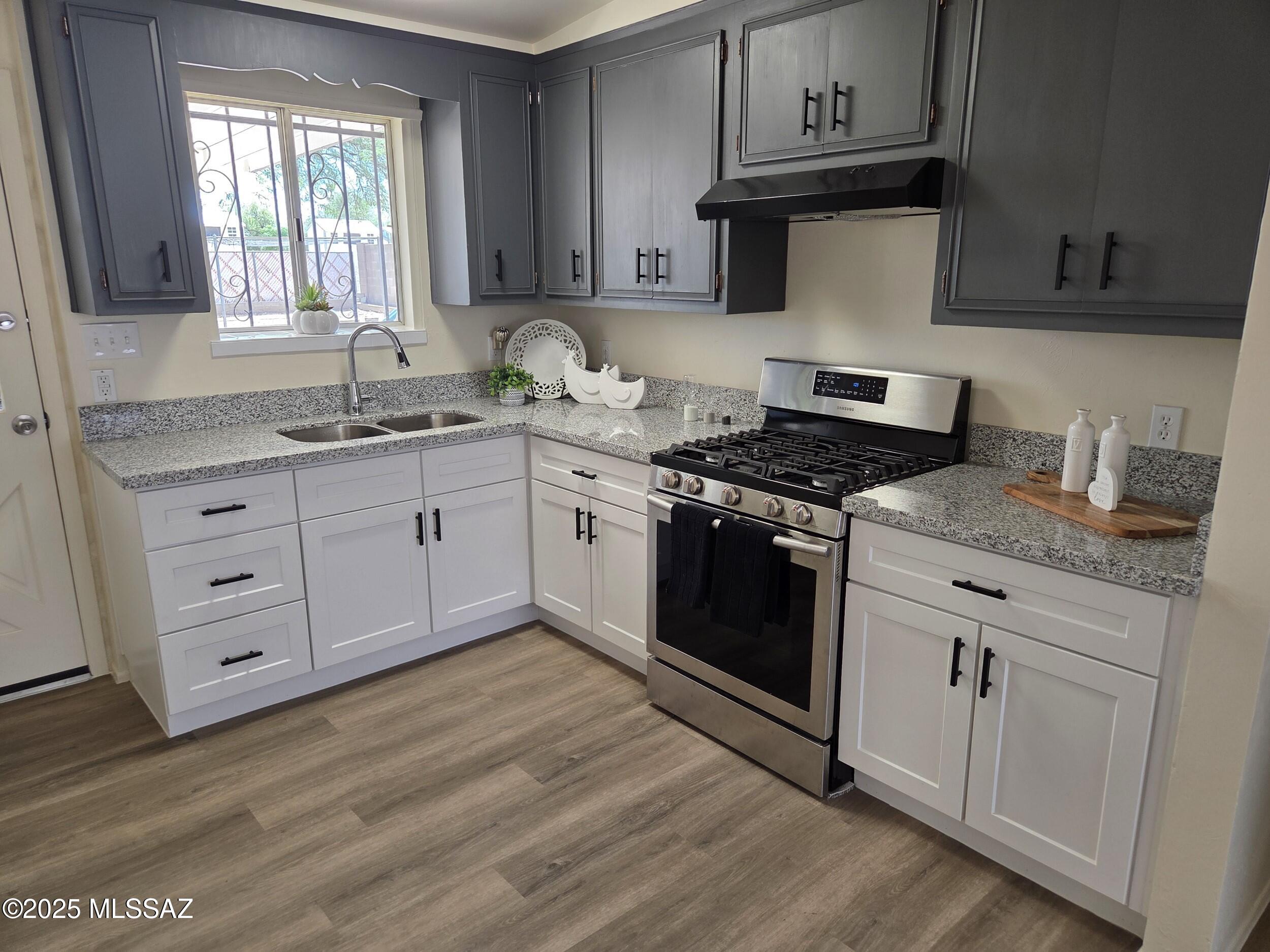 220 E Blacklidge Drive