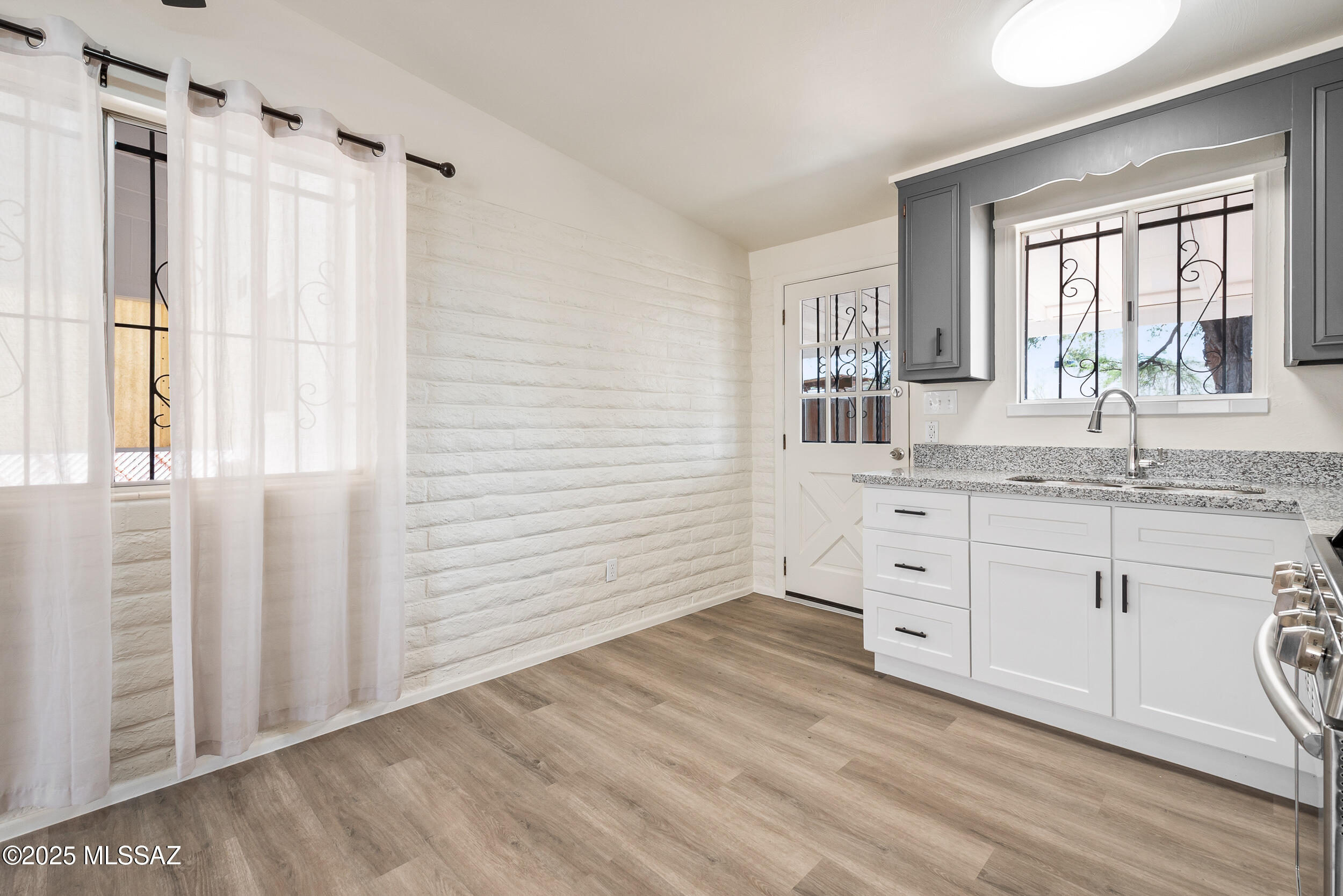 220 E Blacklidge Drive