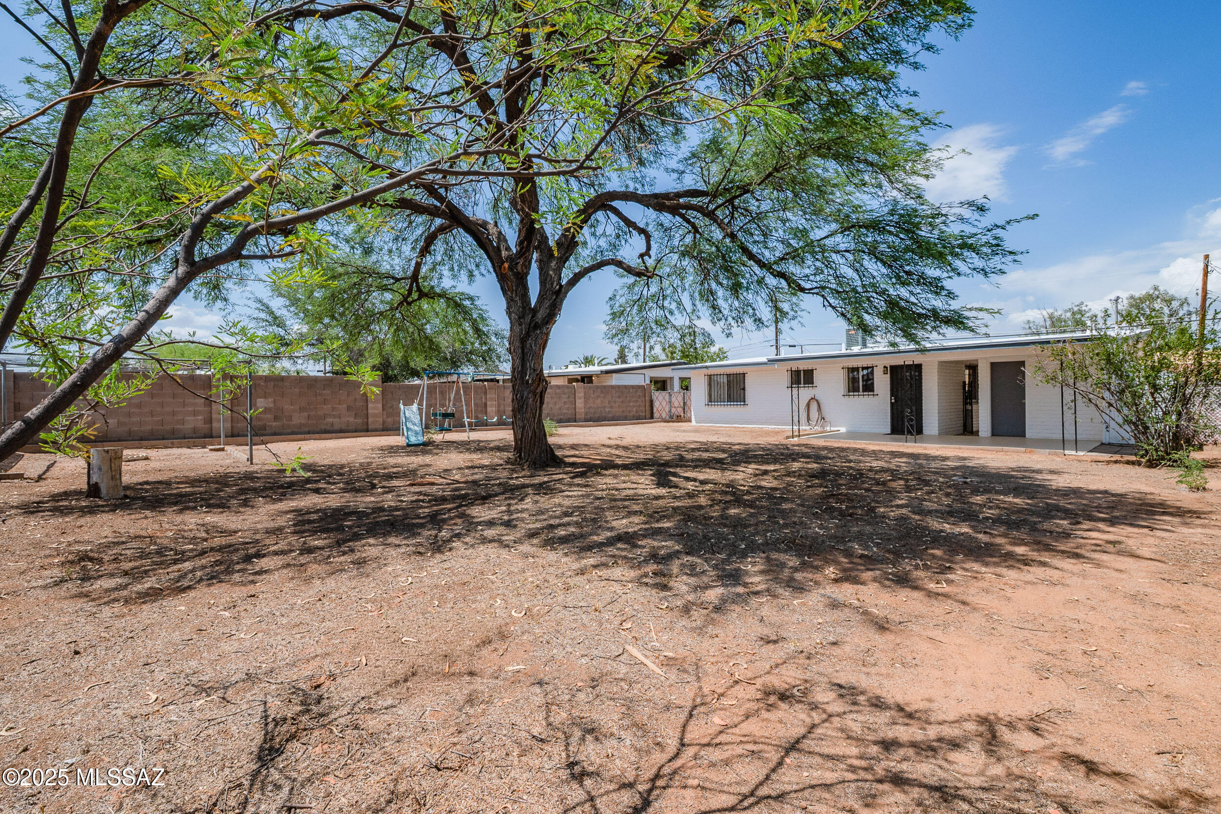 220 E Blacklidge Drive