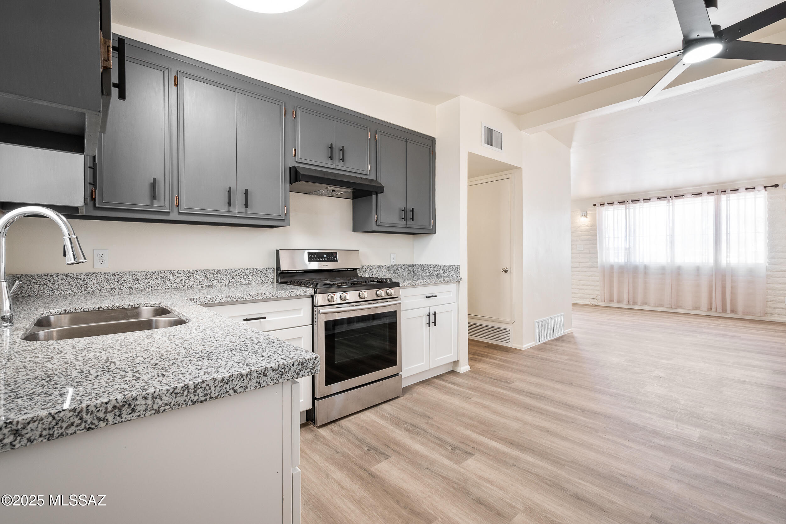 220 E Blacklidge Drive