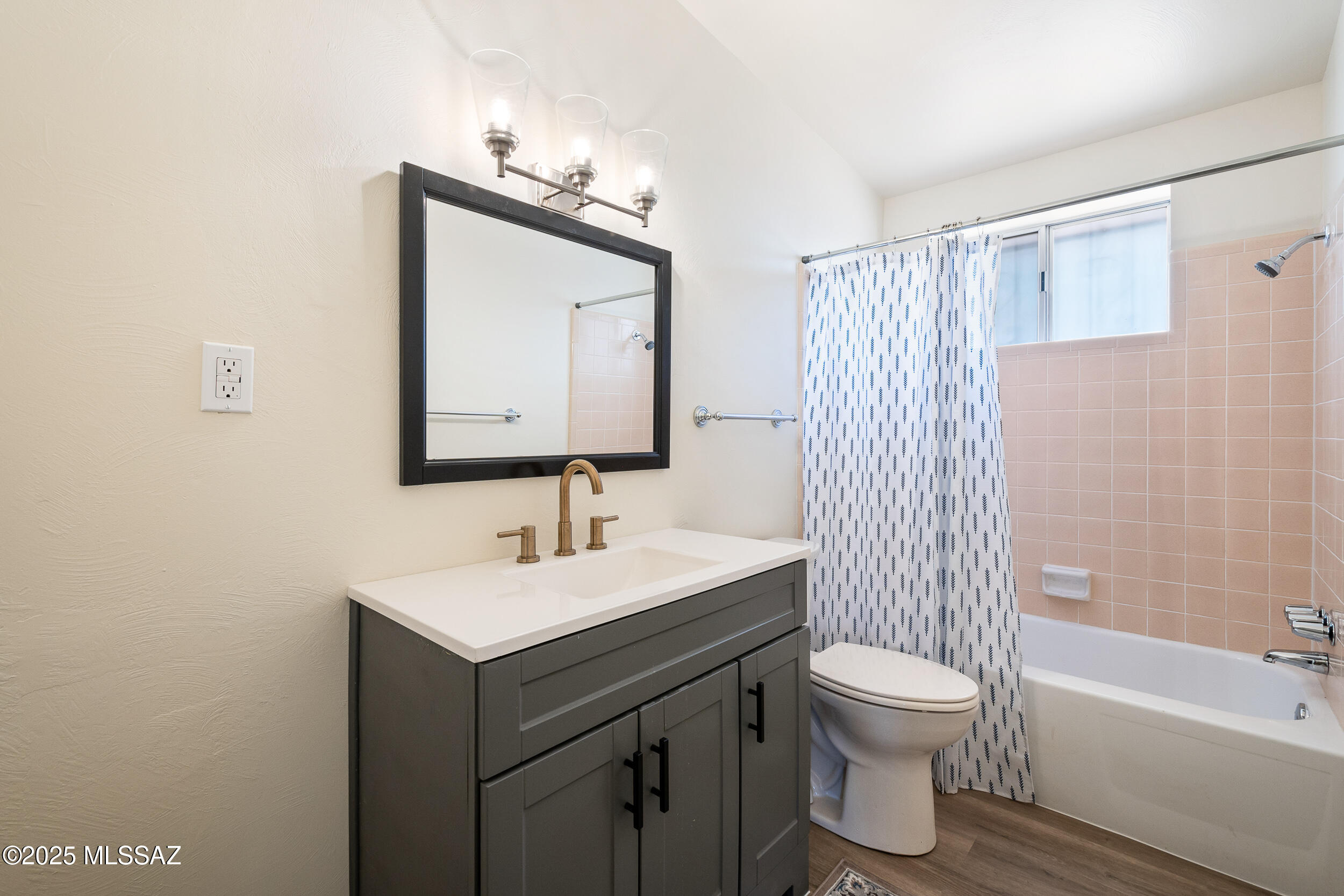 220 E Blacklidge Drive