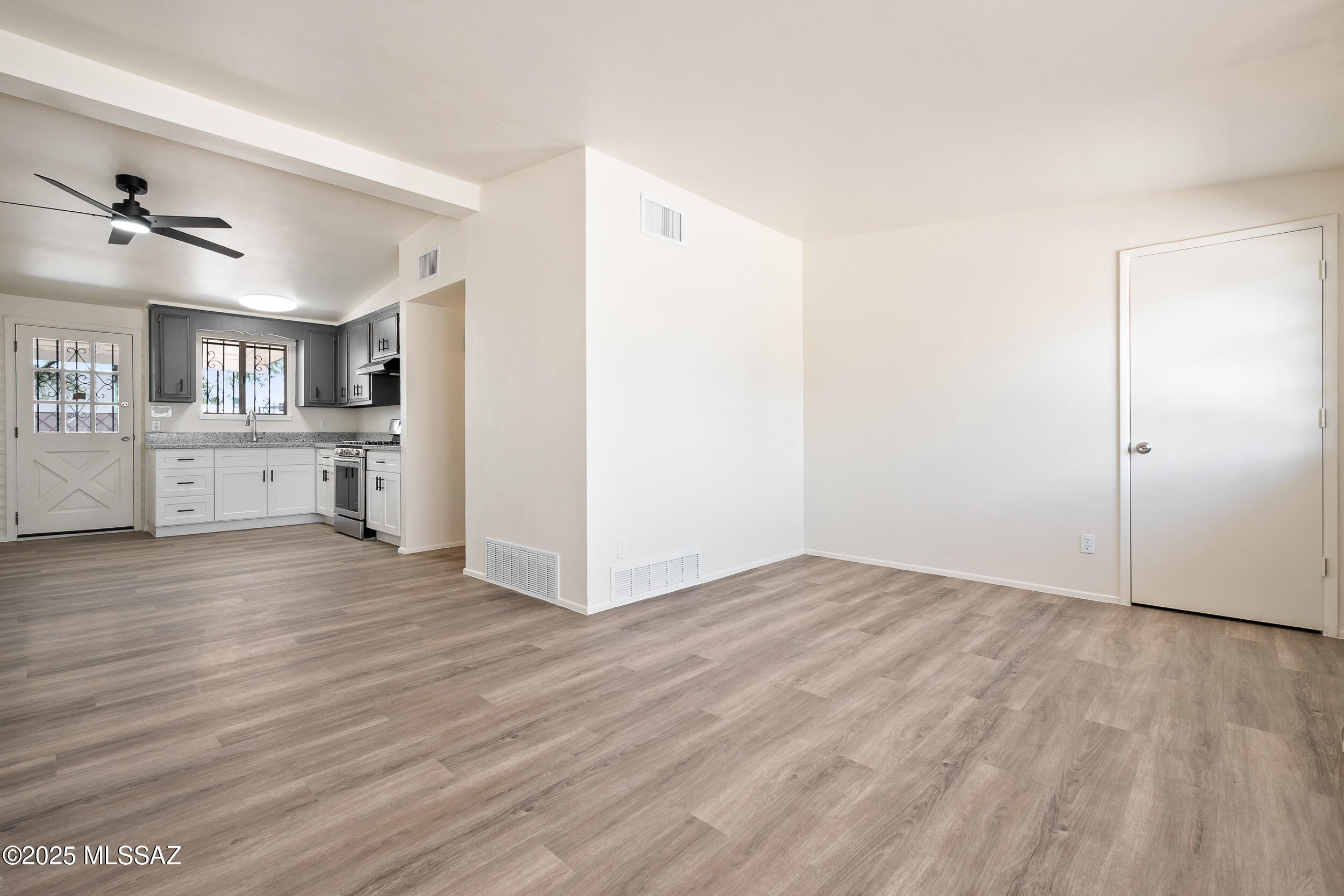 220 E Blacklidge Drive