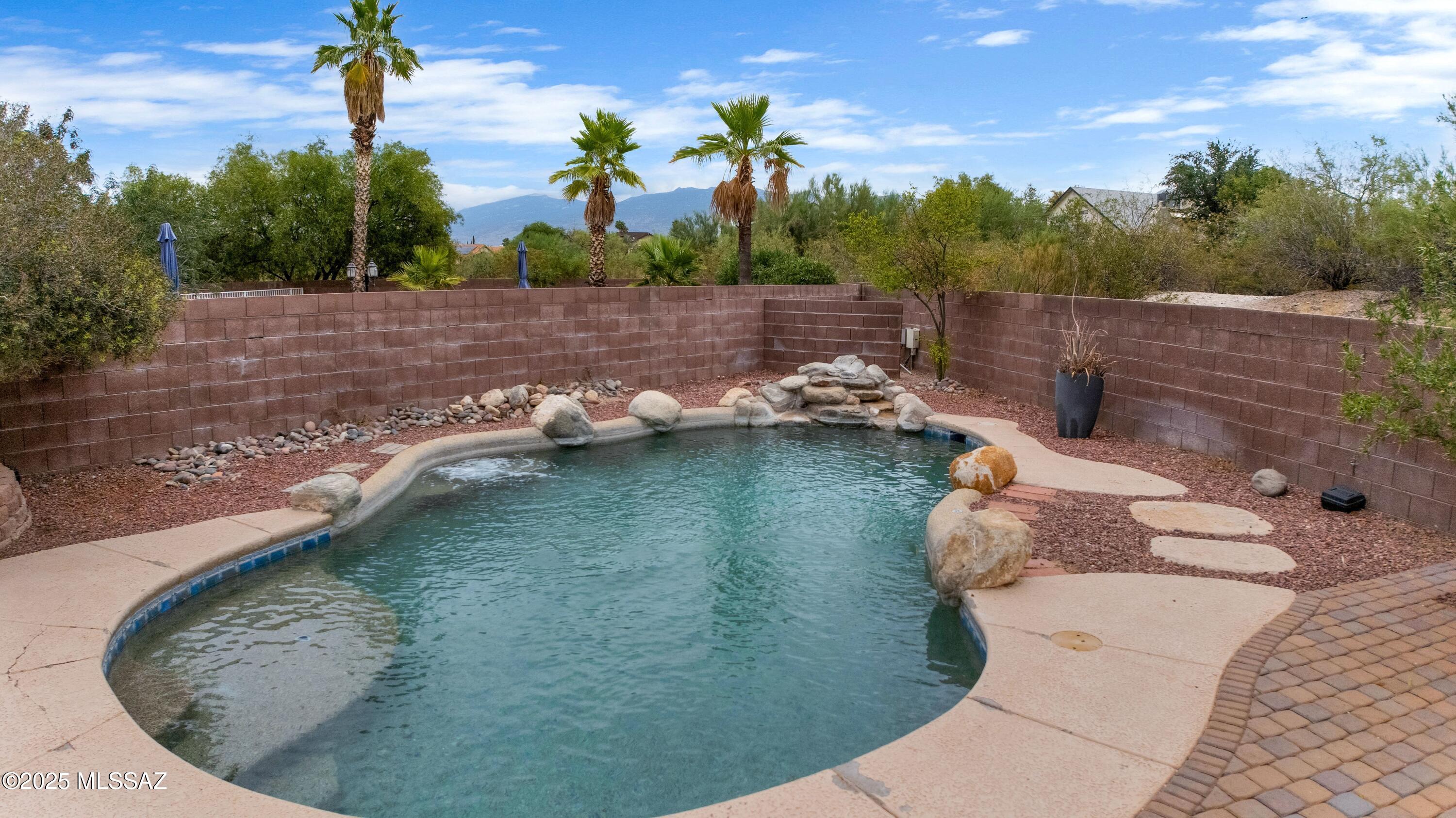 10080 E English Woods Road