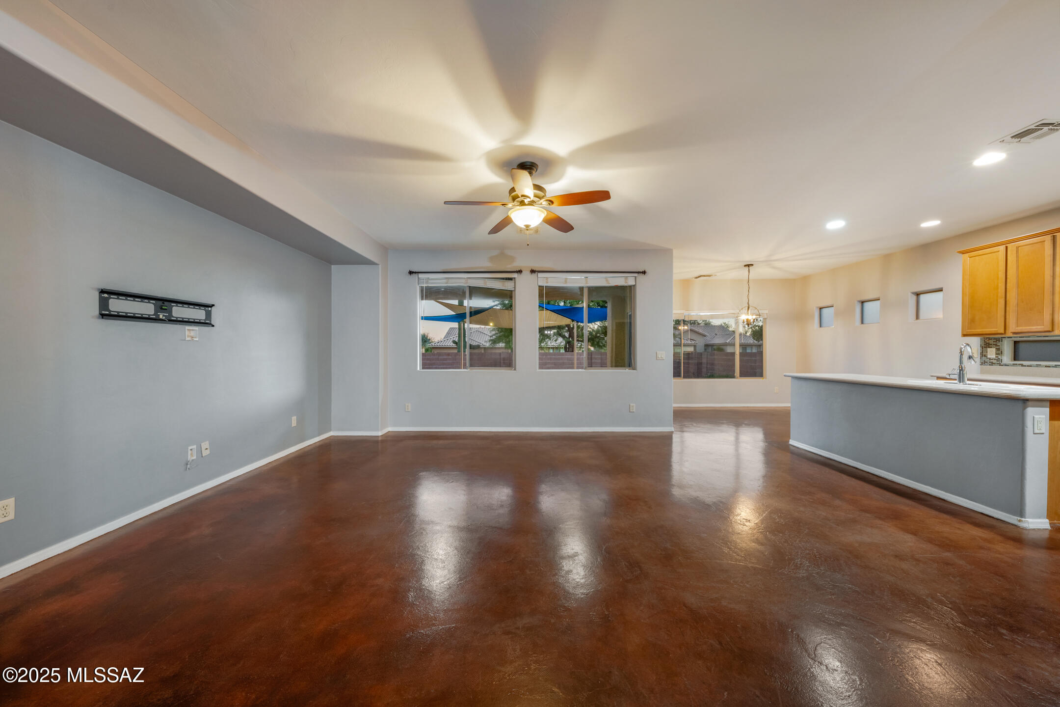 1419 W Red Creek Drive