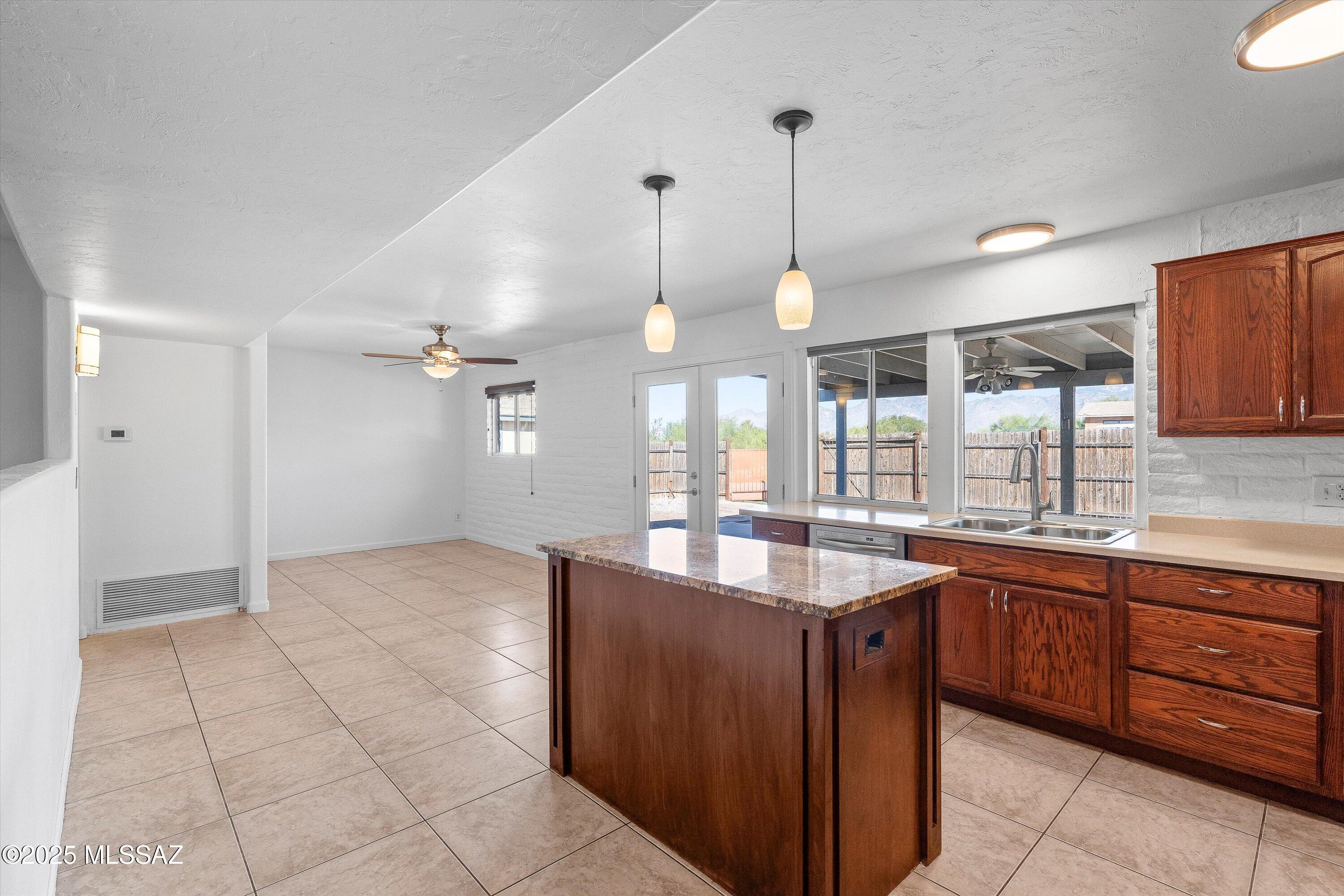 10501 E Calle Del Este