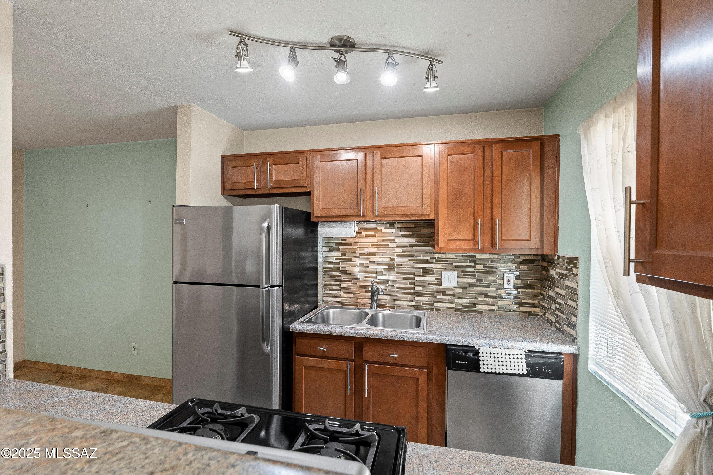 808 S Langley Avenue Unit: 105