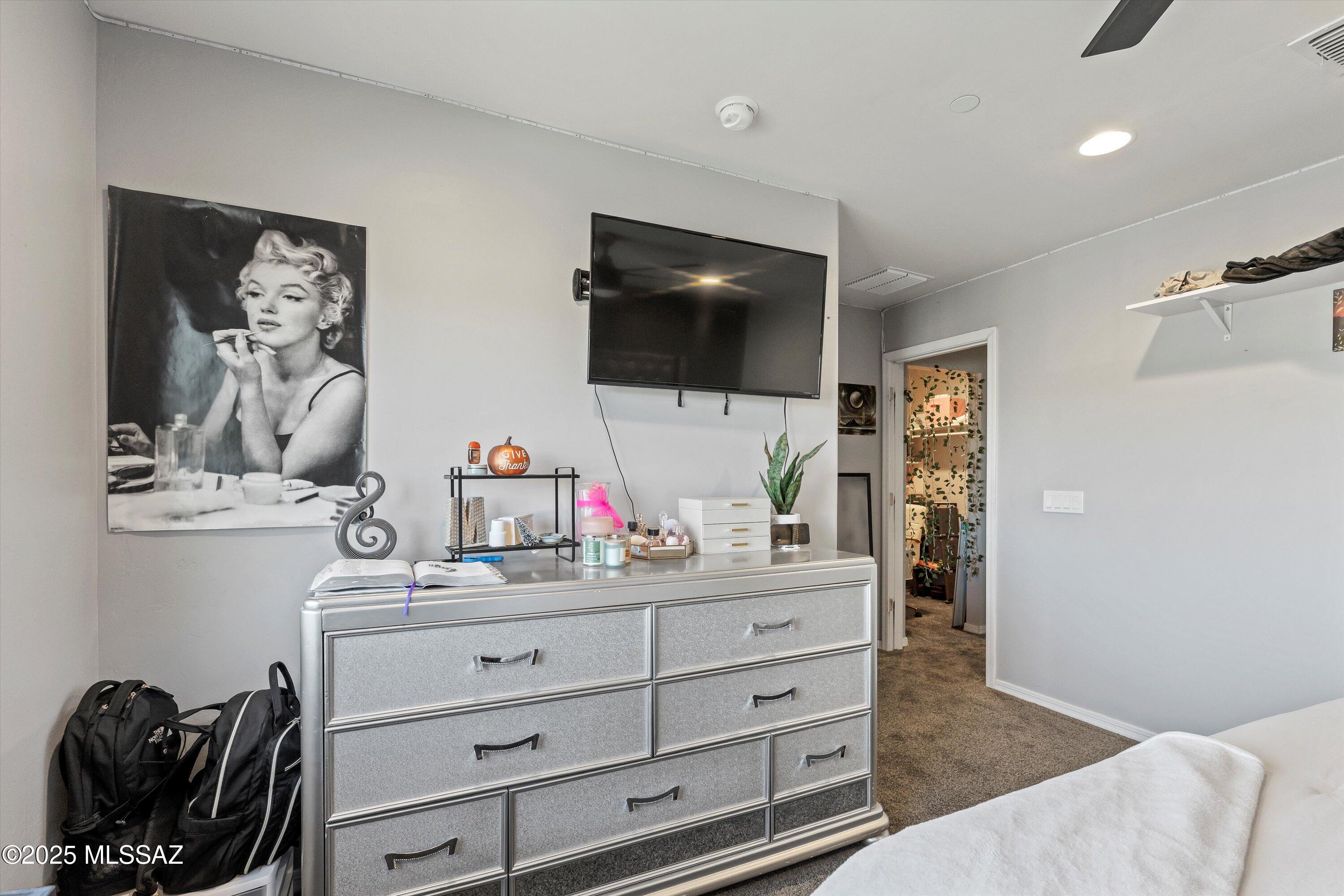 5846 S Clonmellon Avenue