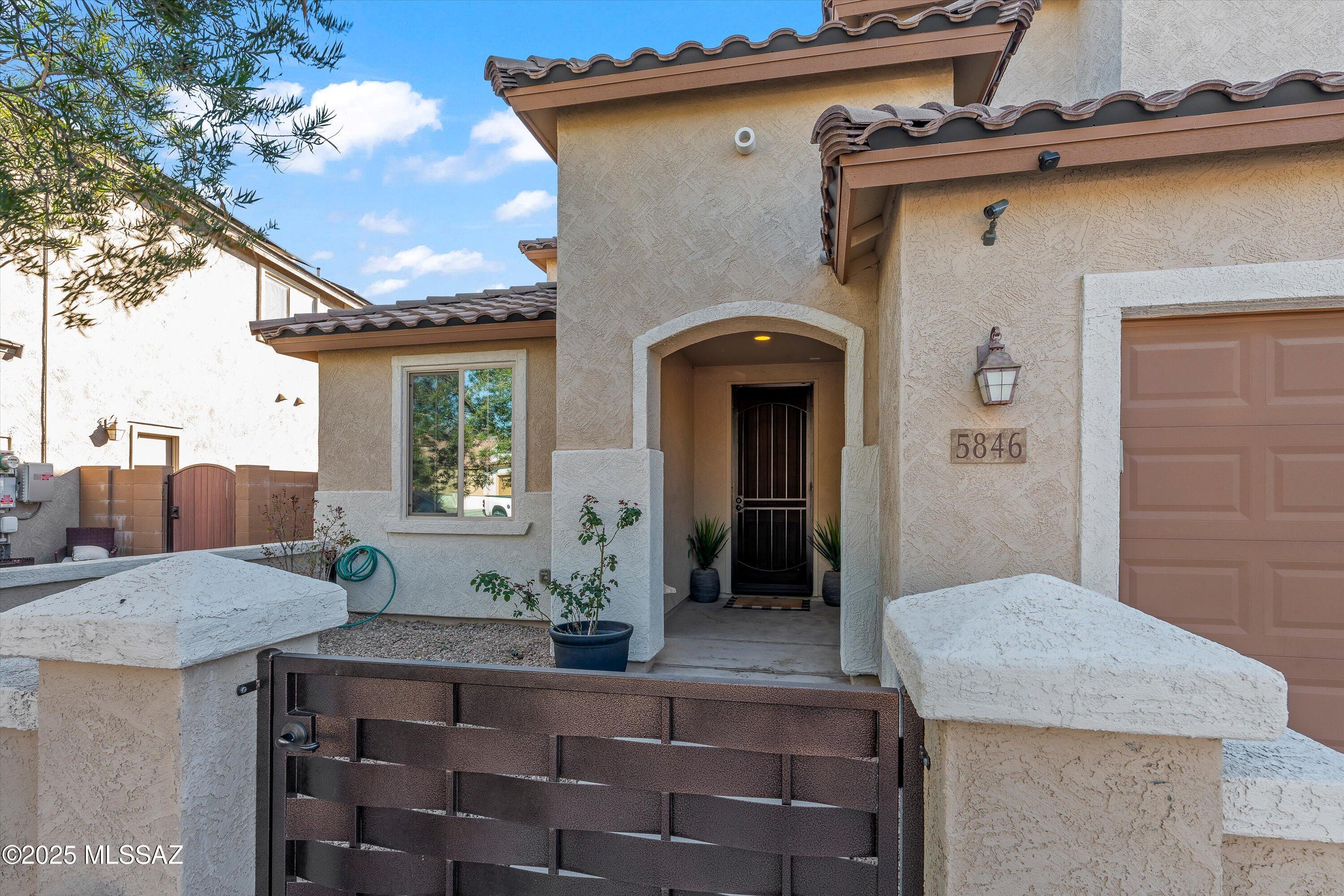 5846 S Clonmellon Avenue