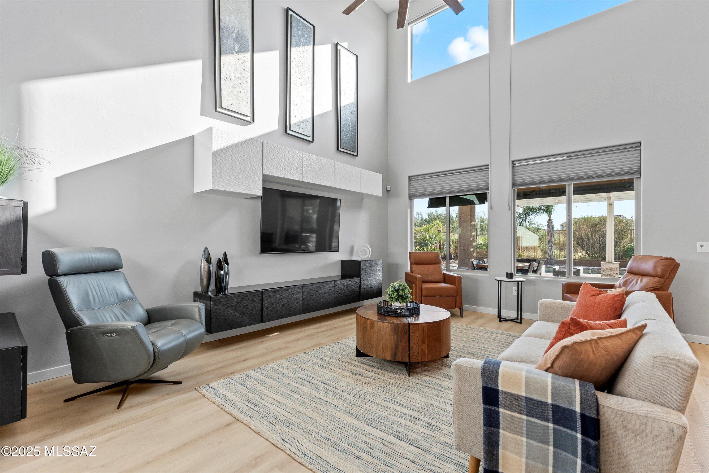 5846 S Clonmellon Avenue