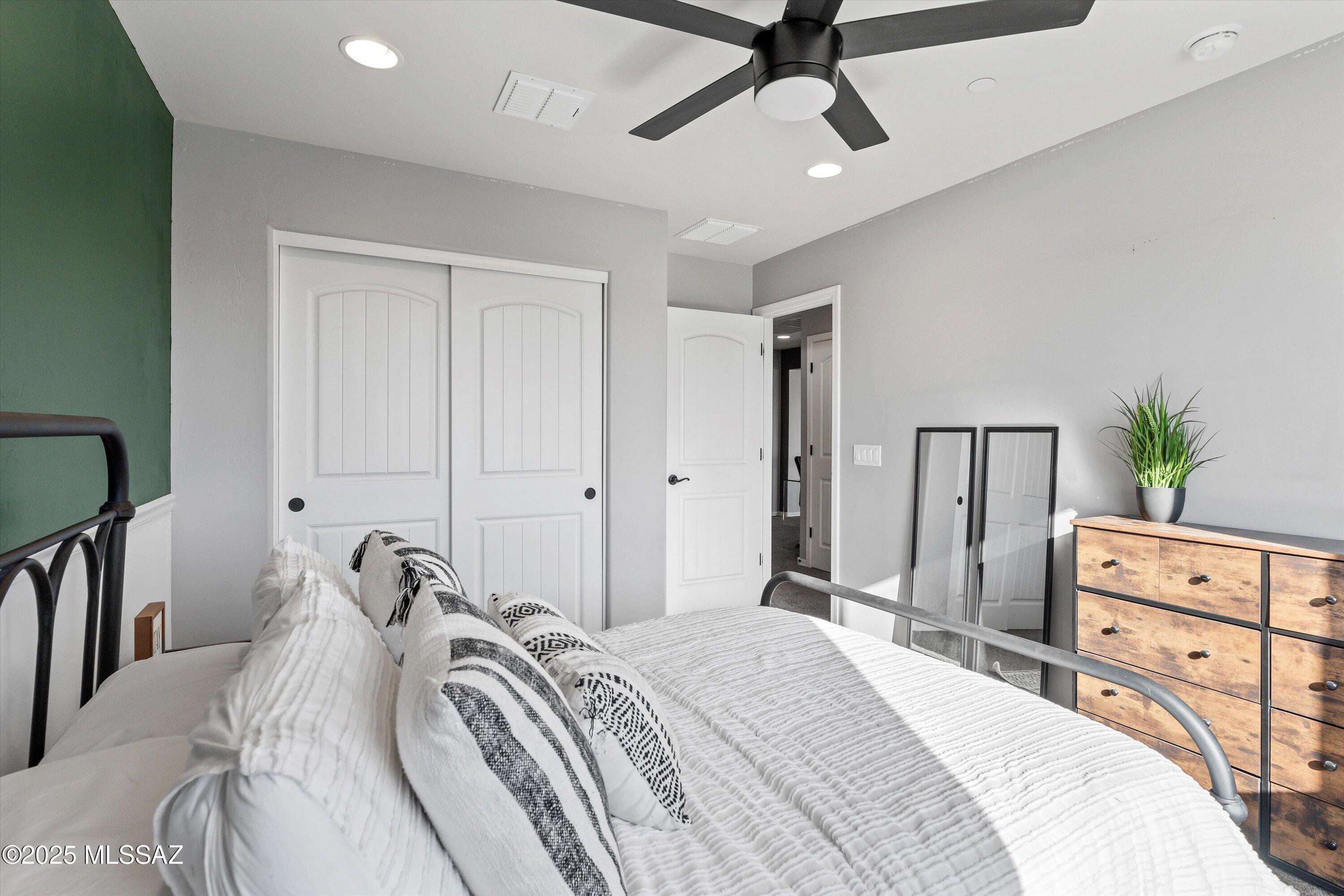 5846 S Clonmellon Avenue