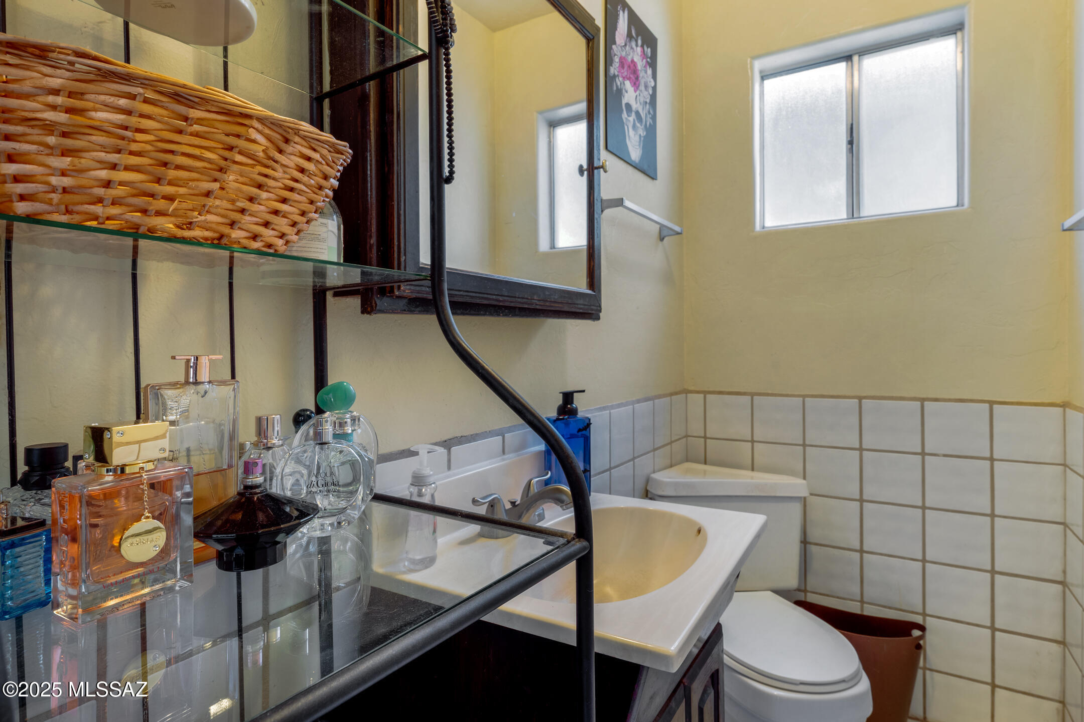 2813-2815 N Castro Avenue