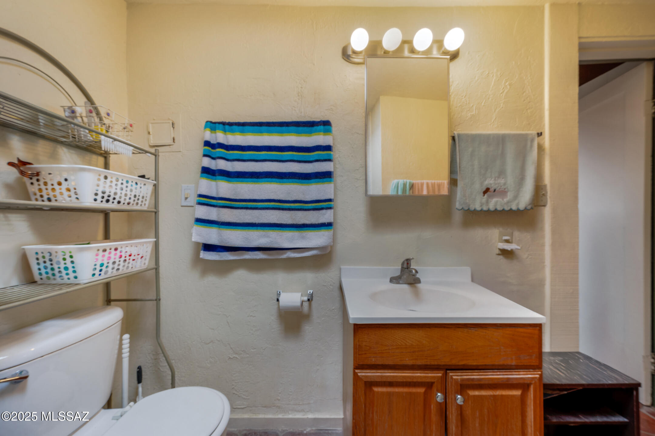 2813-2815 N Castro Avenue