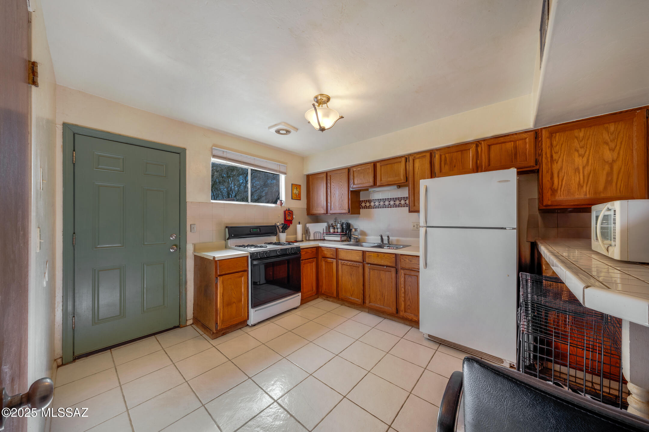 2813-2815 N Castro Avenue