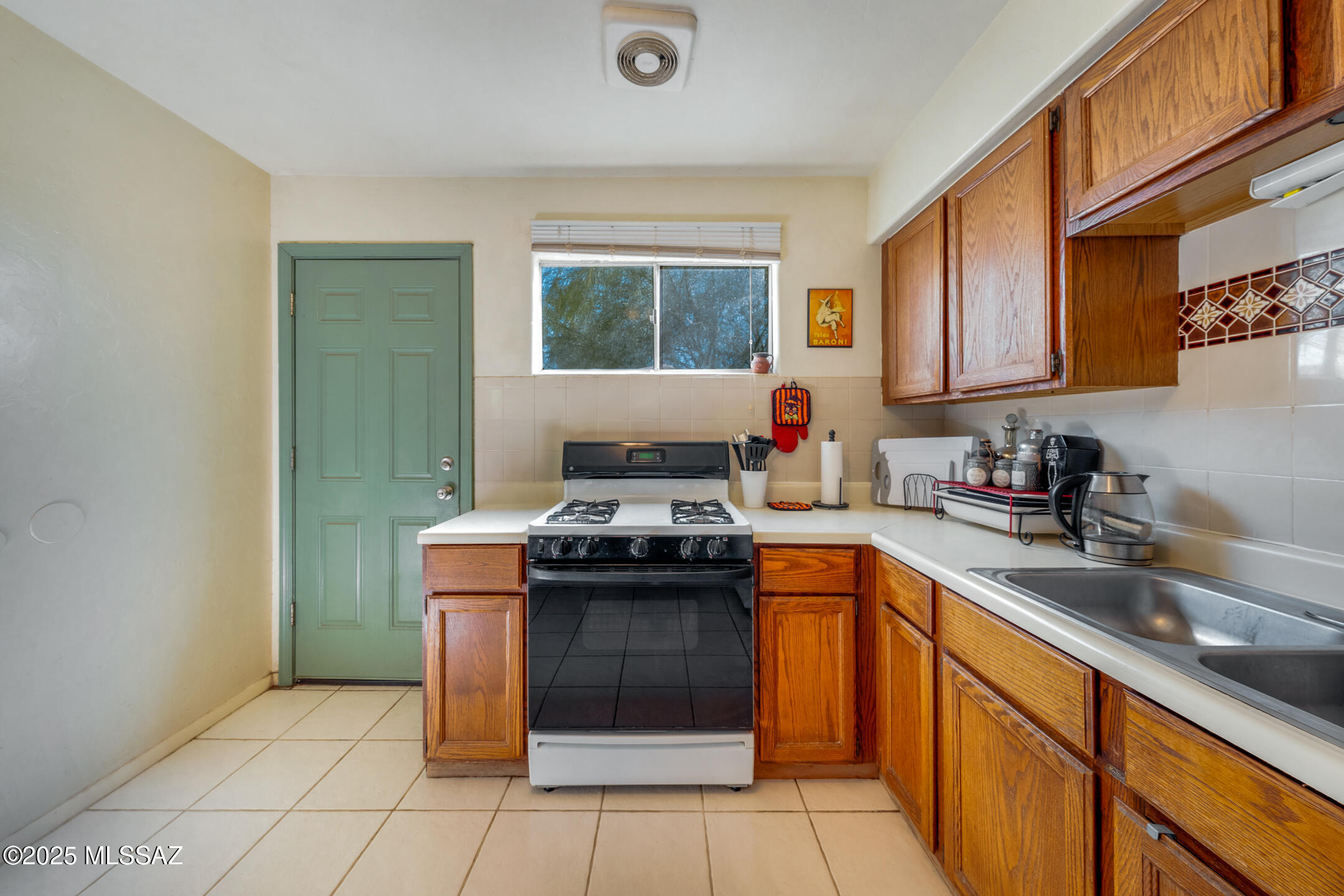 2813-2815 N Castro Avenue