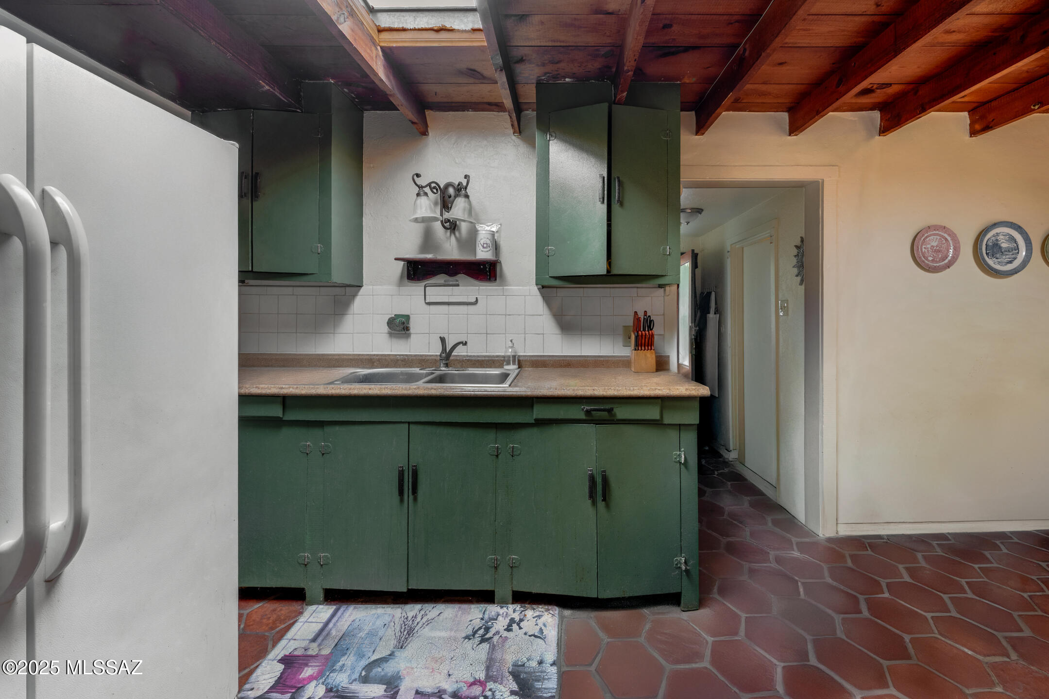 2813-2815 N Castro Avenue