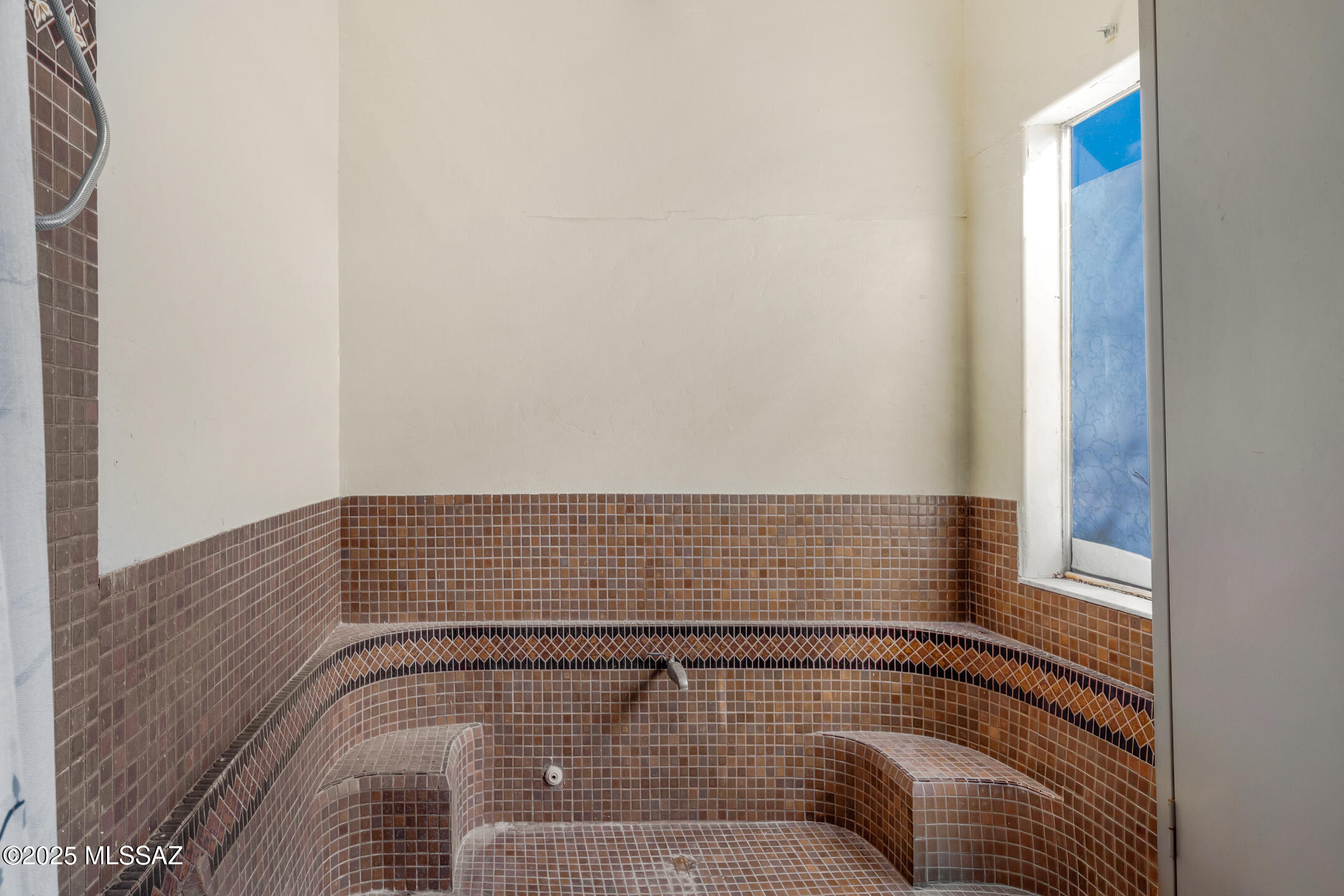 2813-2815 N Castro Avenue