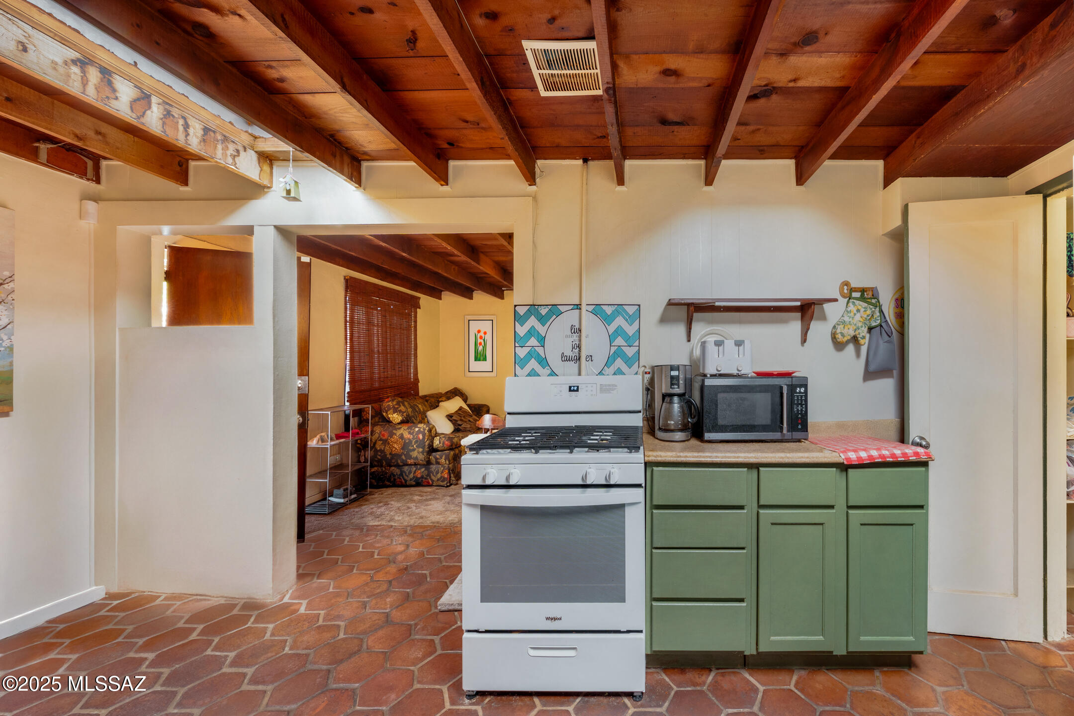 2813-2815 N Castro Avenue