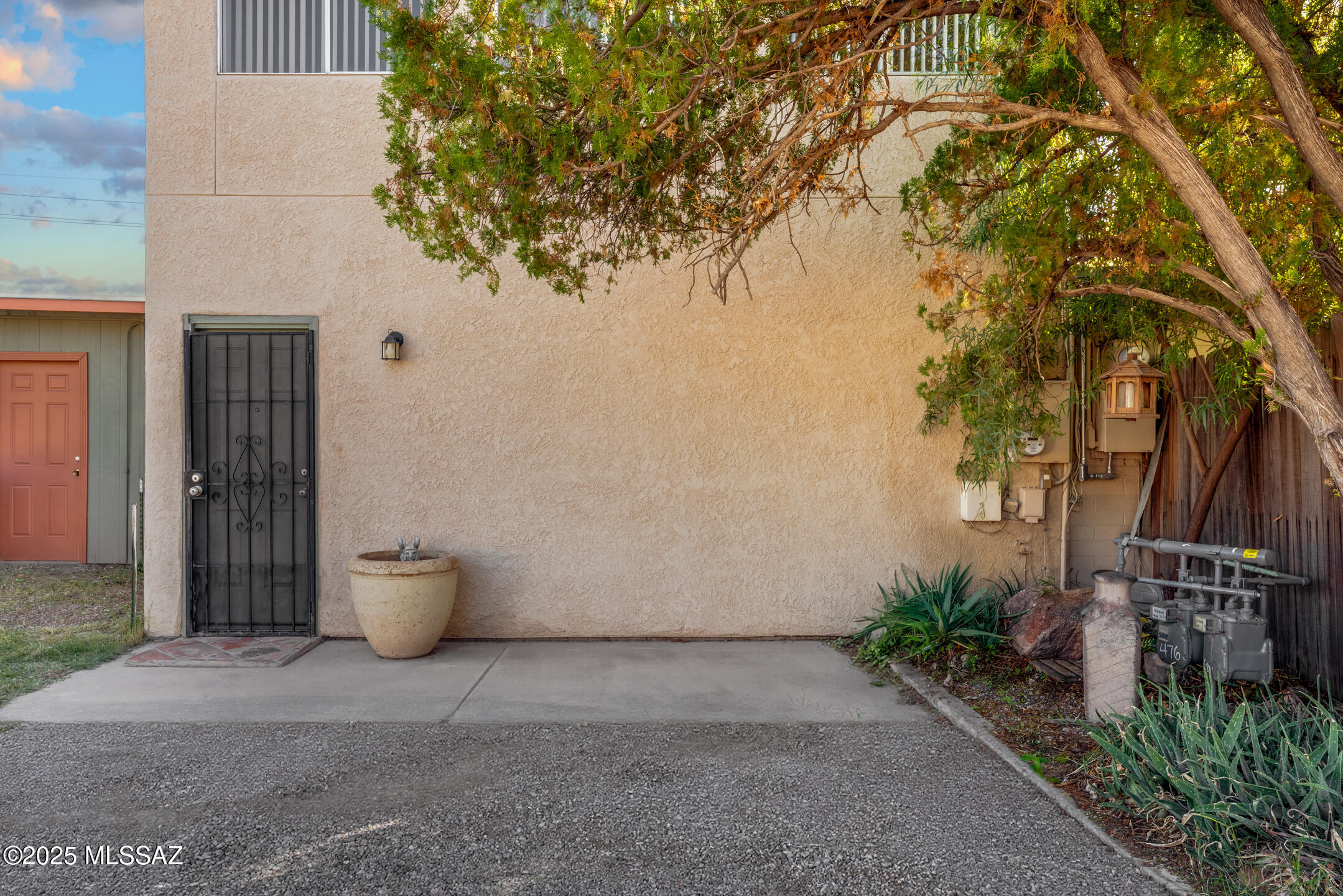 2813-2815 N Castro Avenue