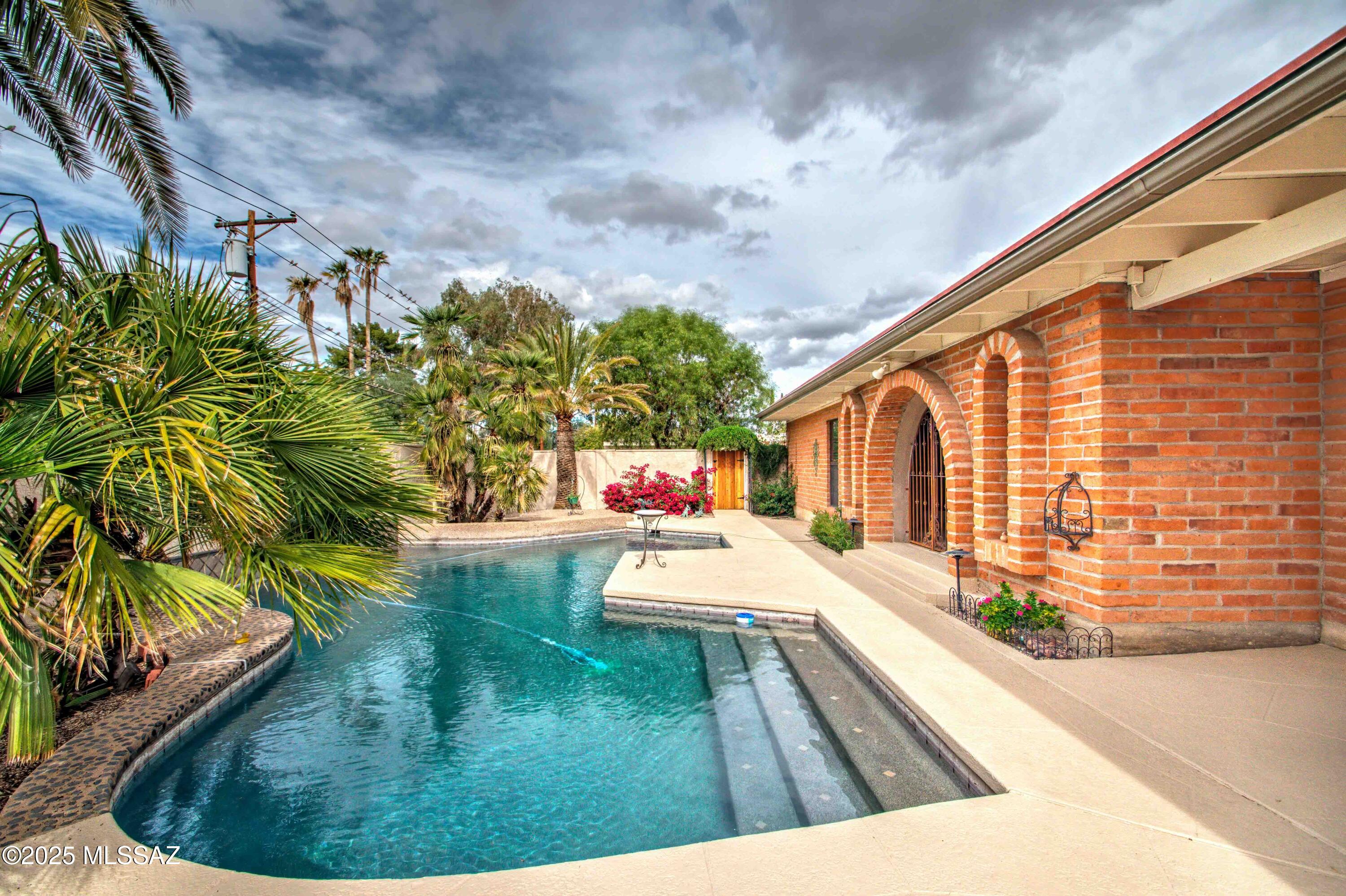 460 S Colonia Avenue