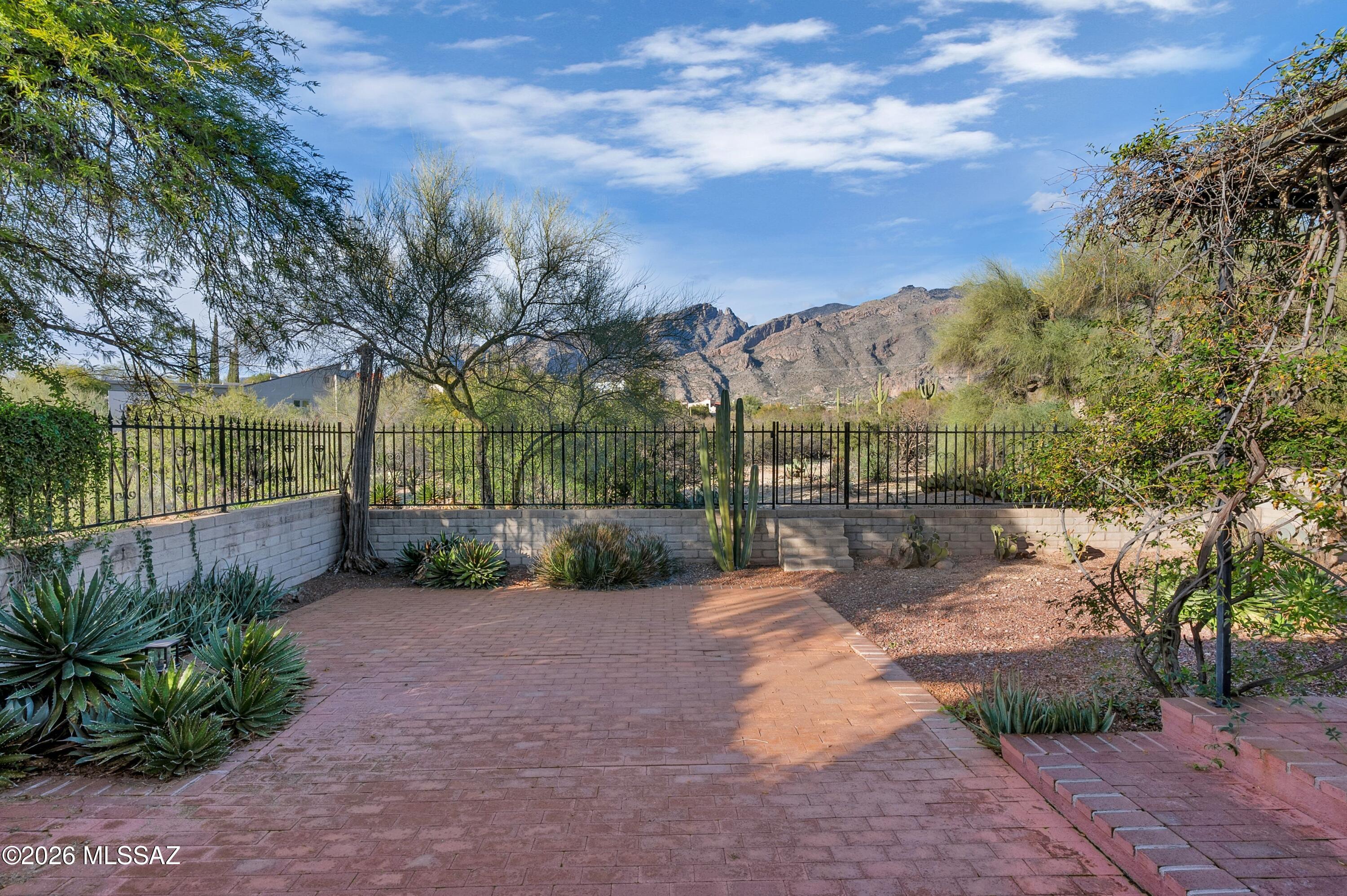 5937 N Placita Del Baron