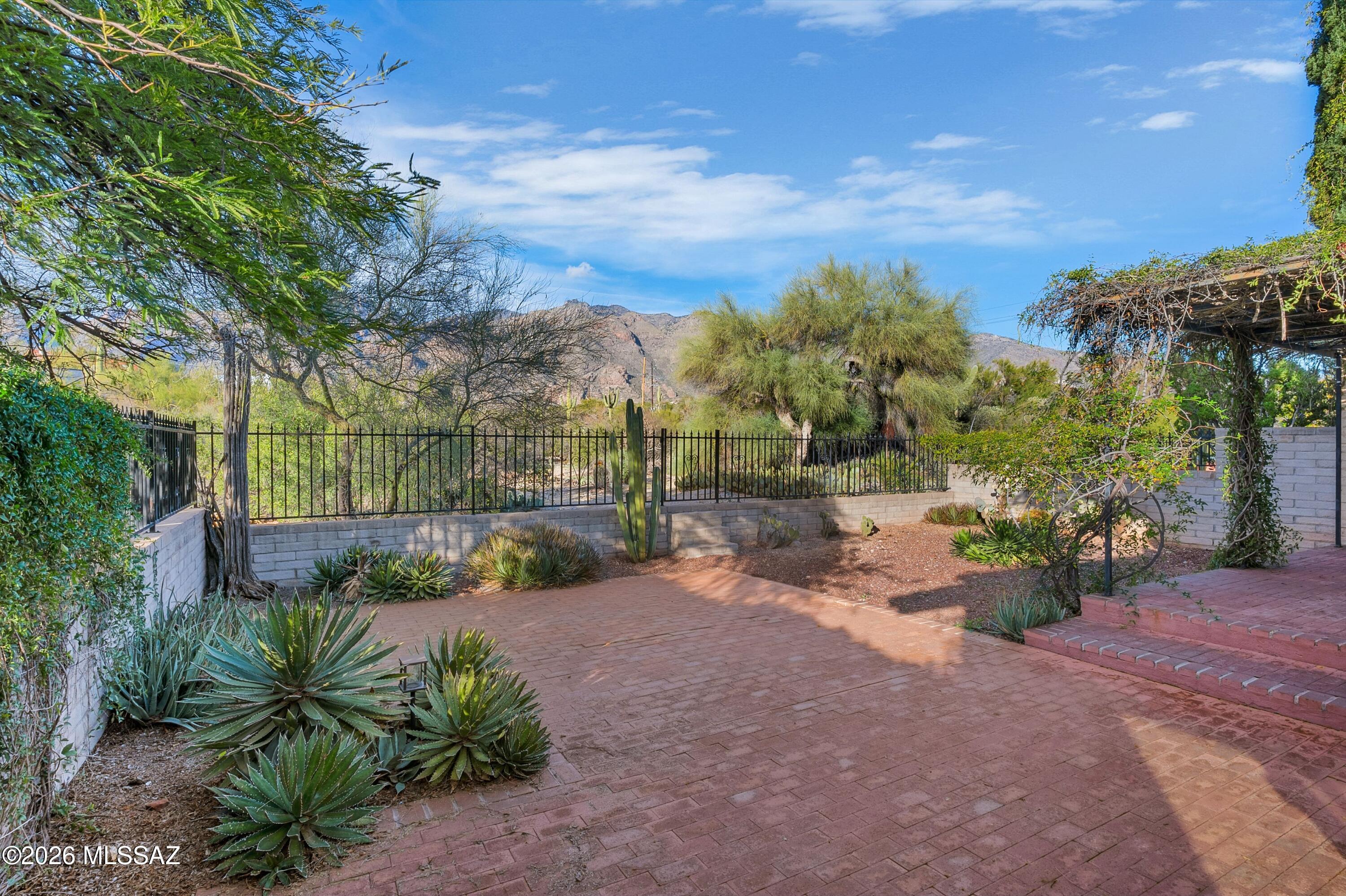 5937 N Placita Del Baron