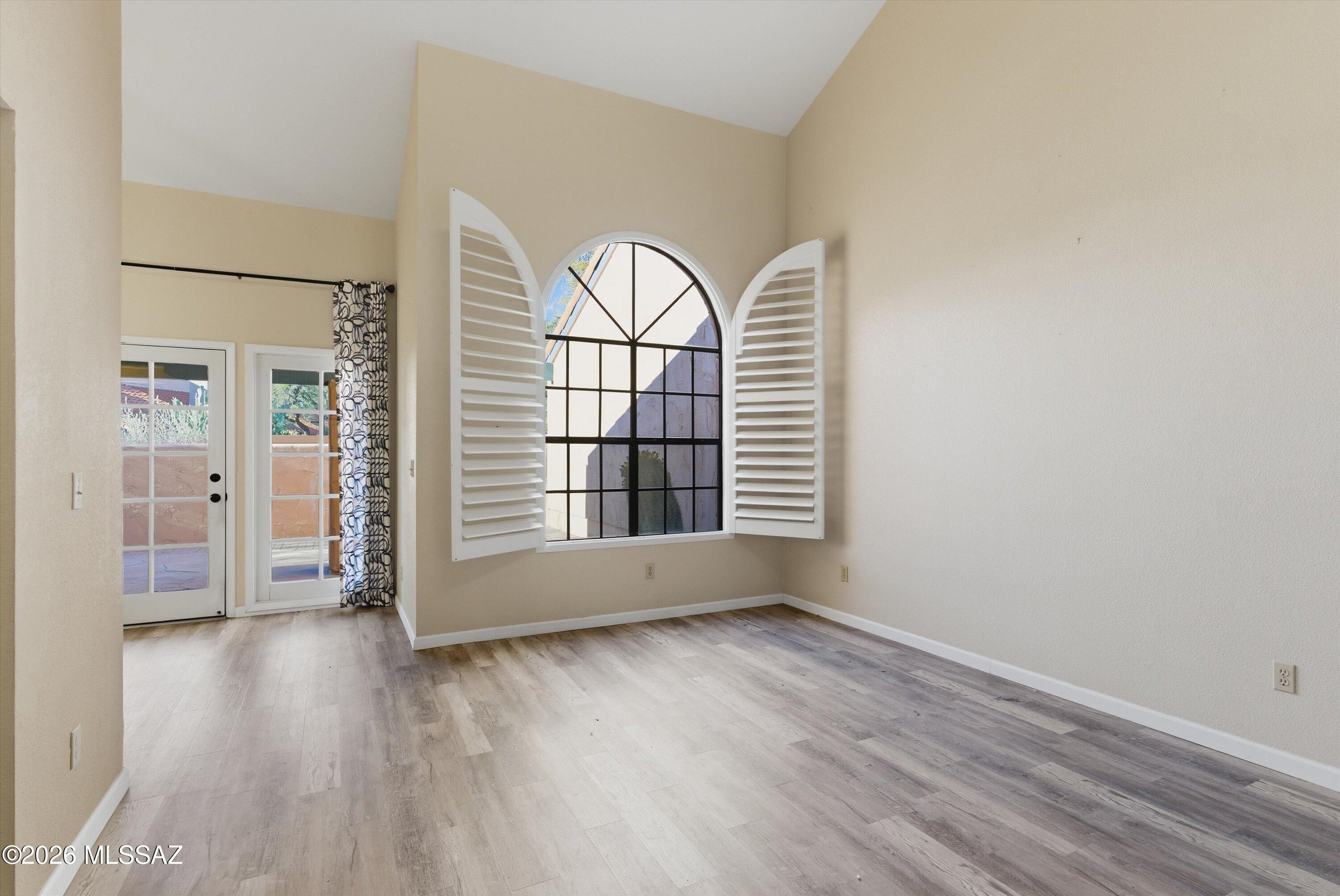 5461 N Vía Del Arbolito