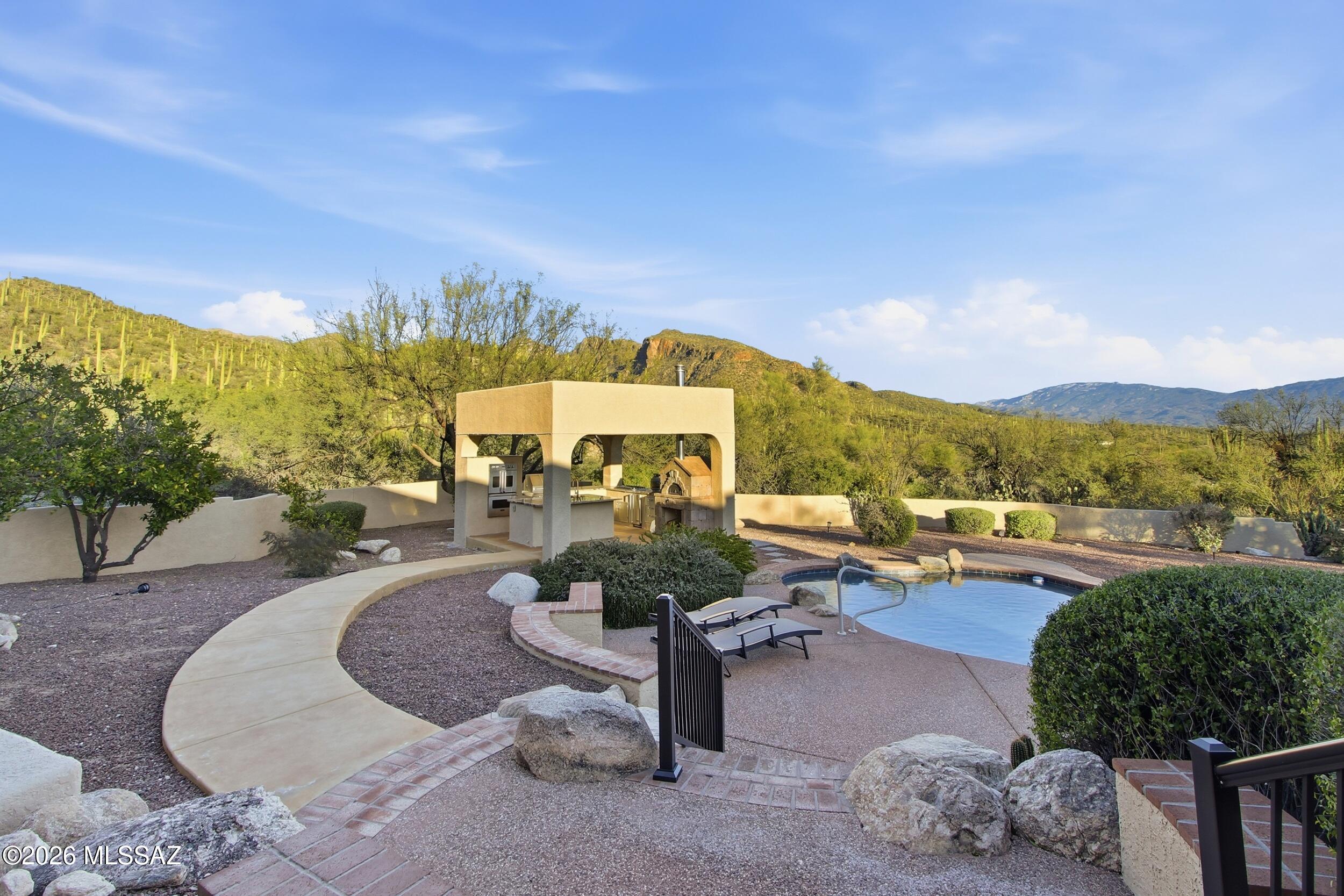 6202 N Vía Tres Patos