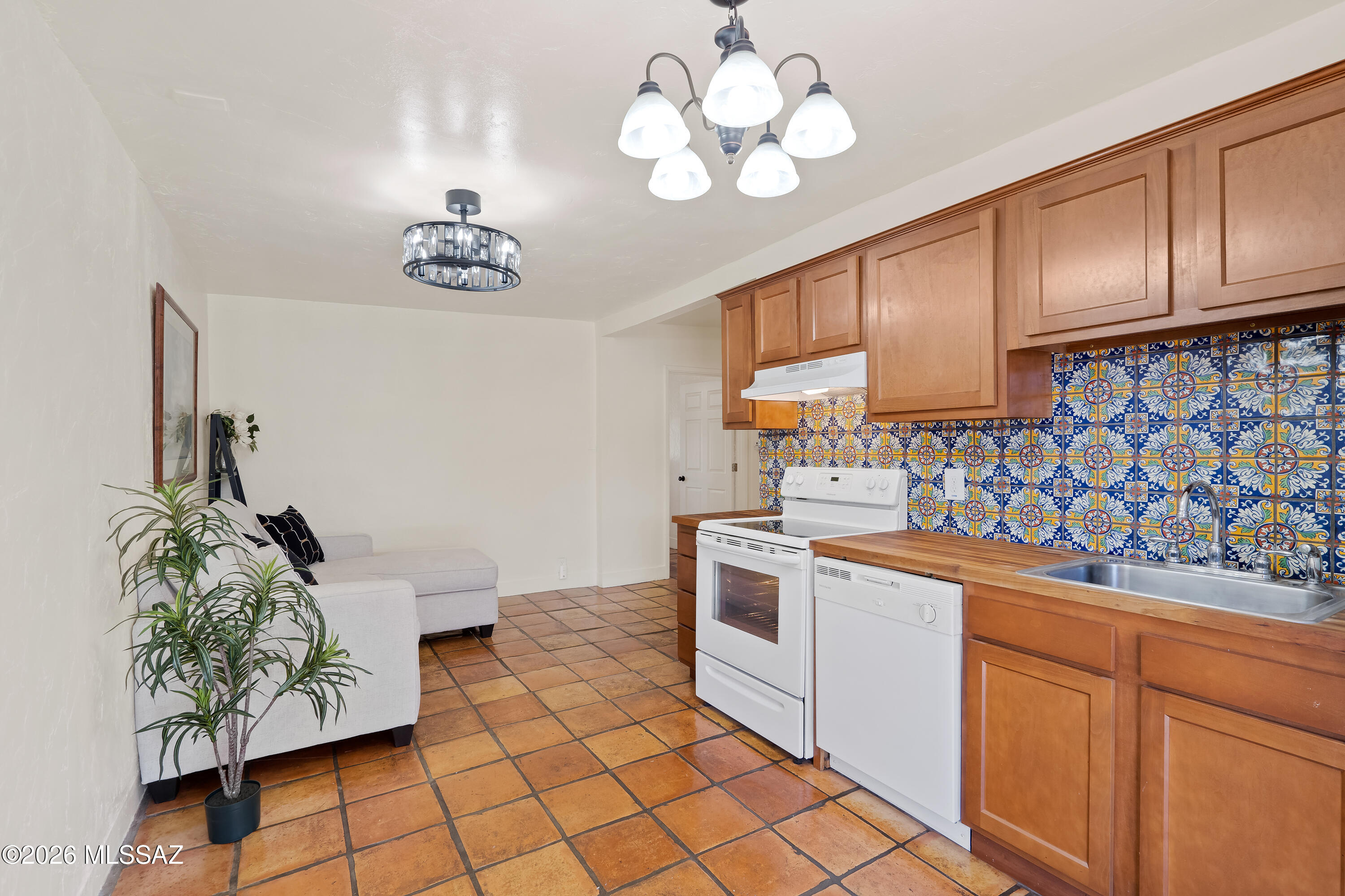 4564 E Seneca Street 4566