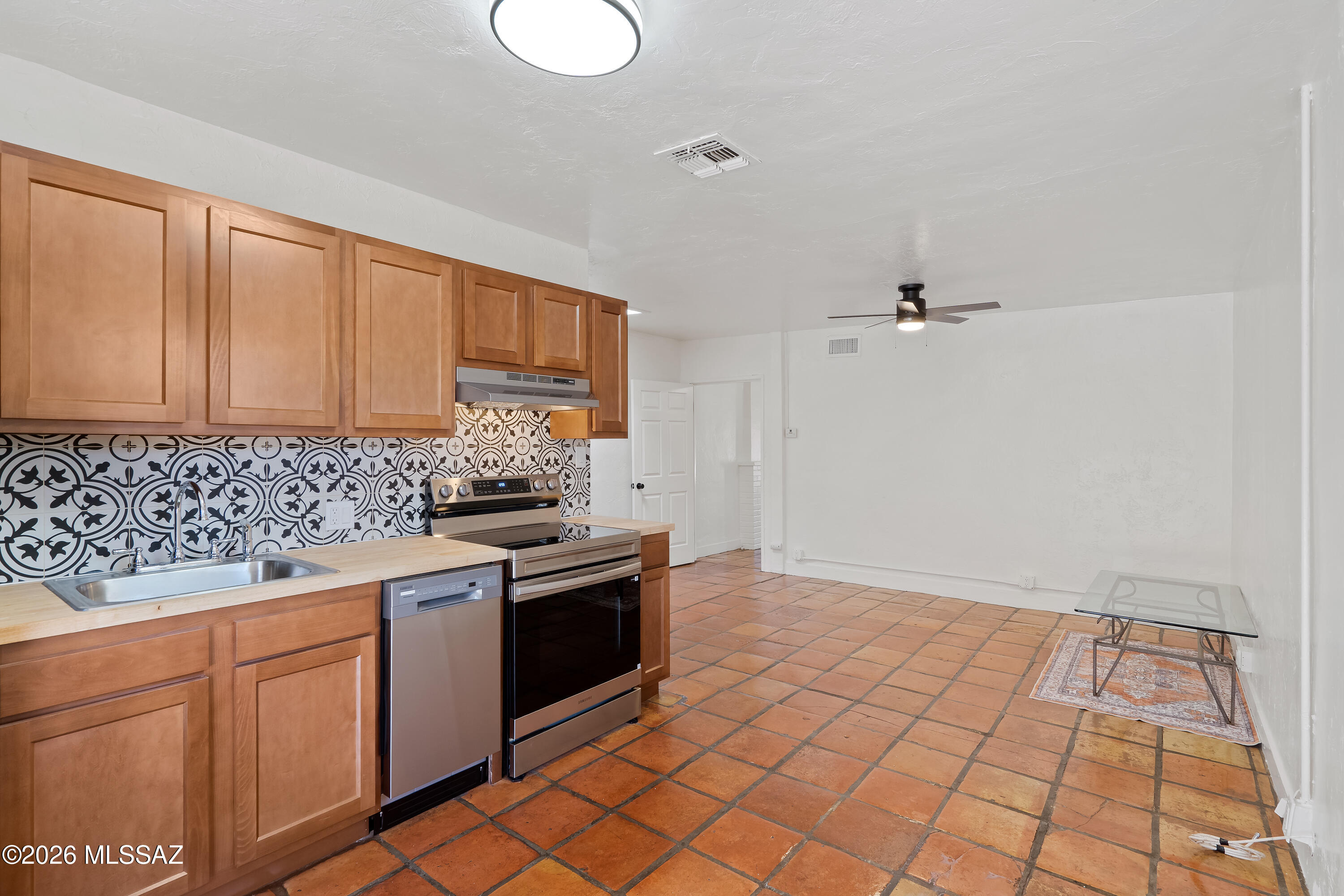 4564 E Seneca Street 4566