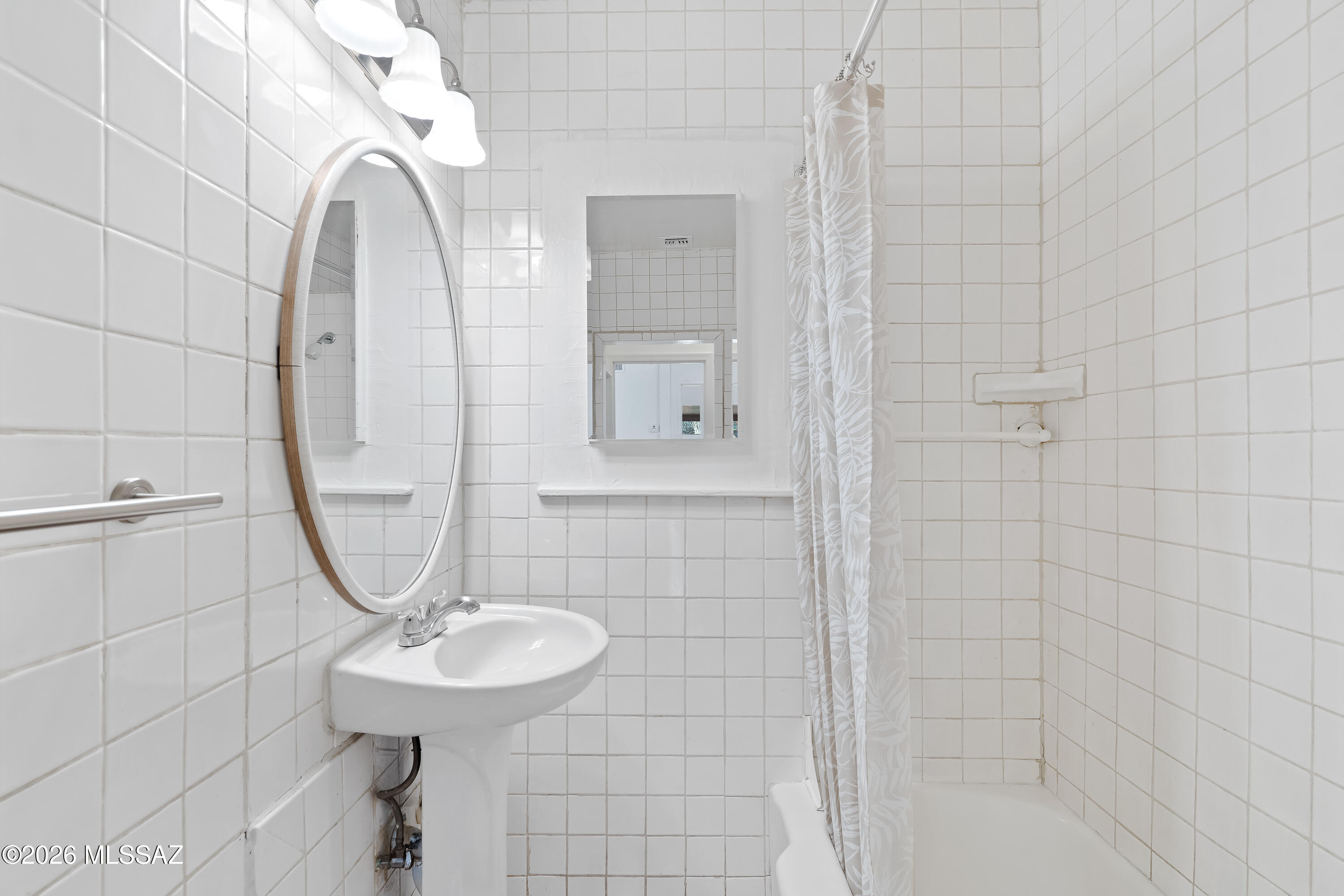 4564 E Seneca Street 4566