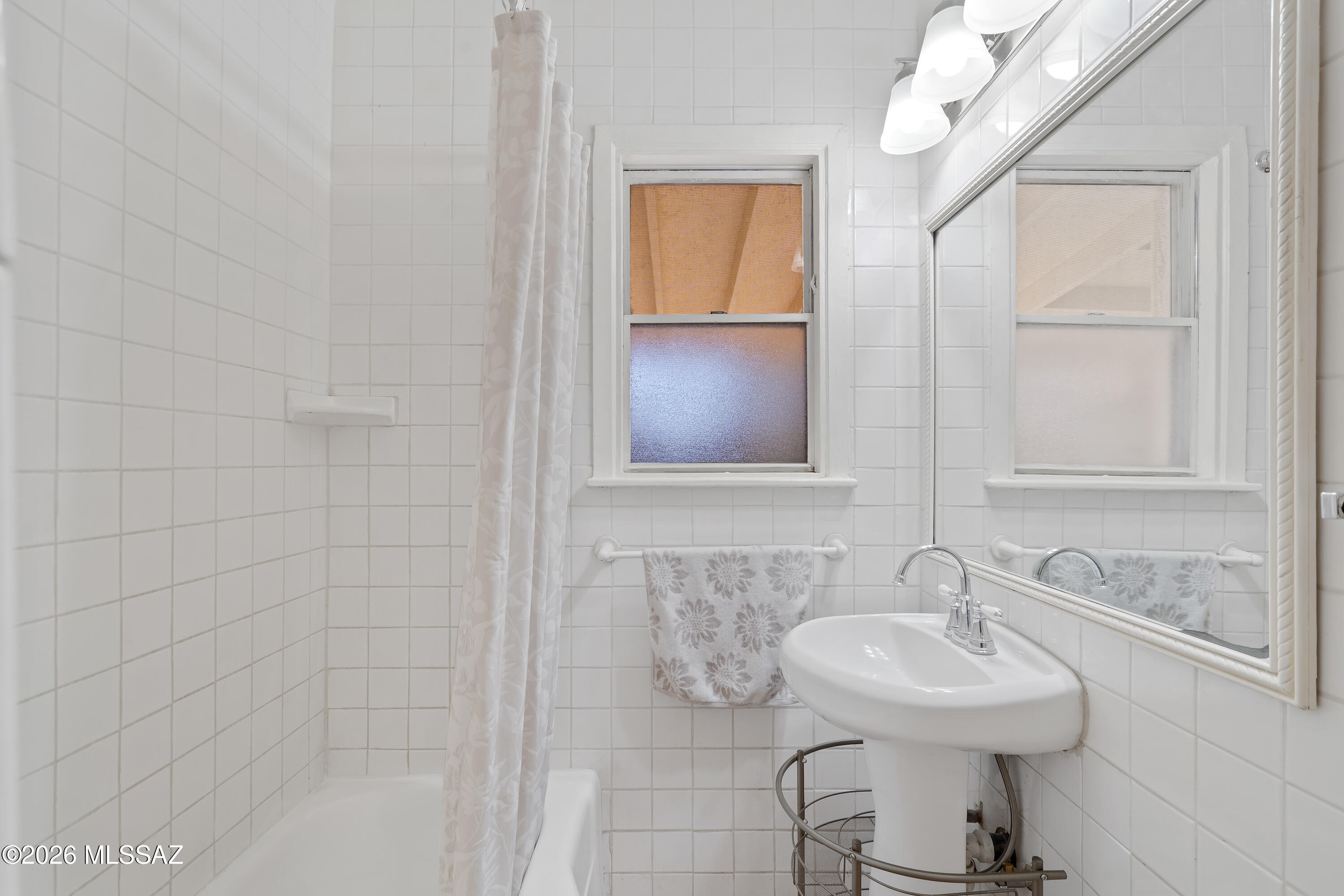 4564 E Seneca Street 4566