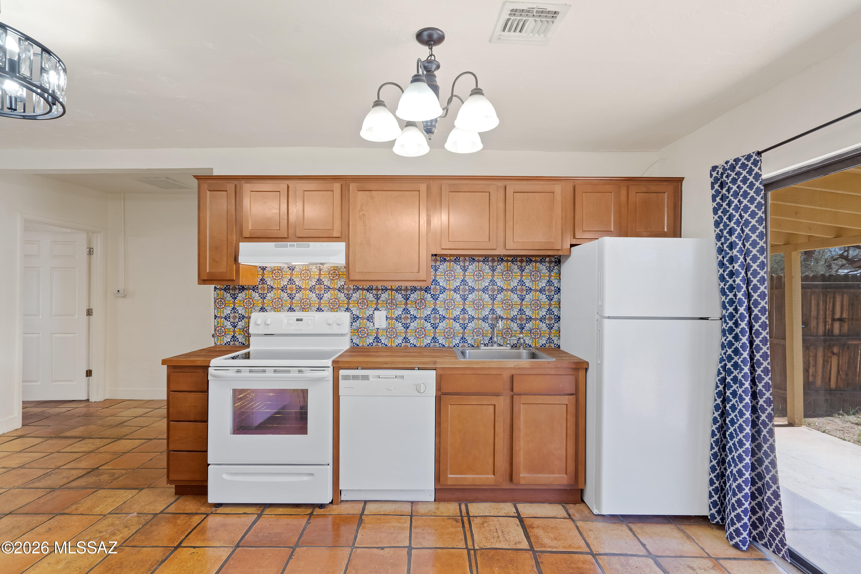 4564 E Seneca Street 4566