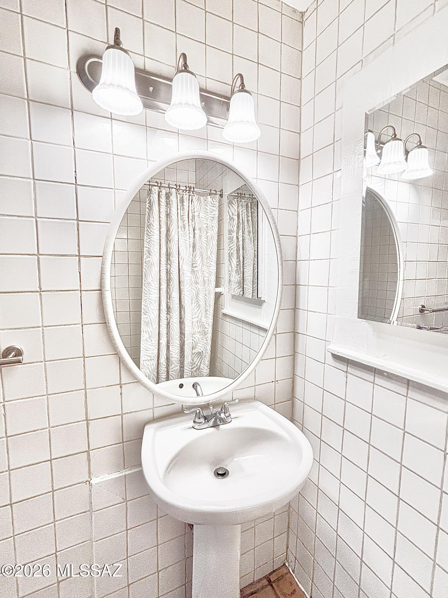 4564 E Seneca Street 4566