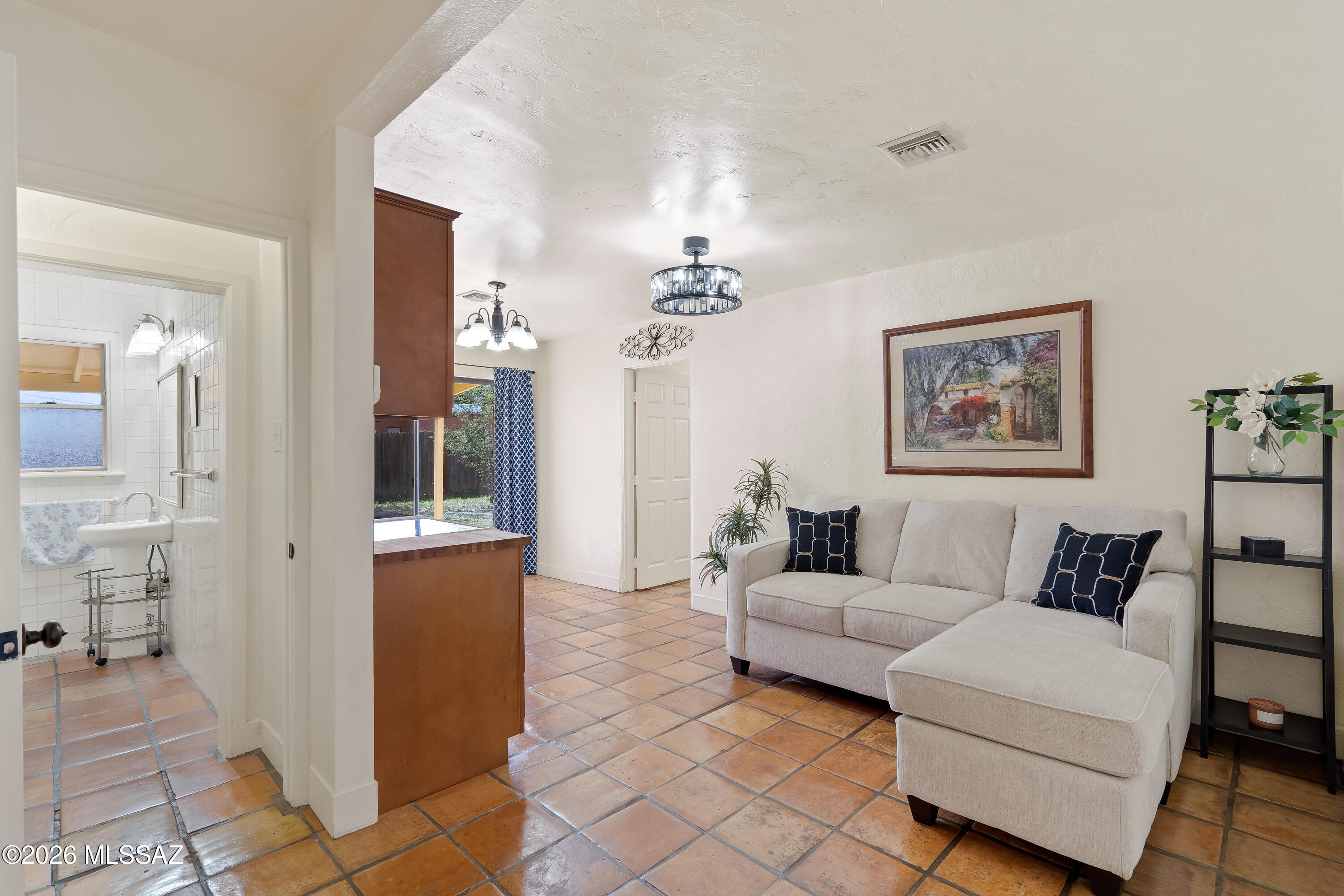 4564 E Seneca Street 4566