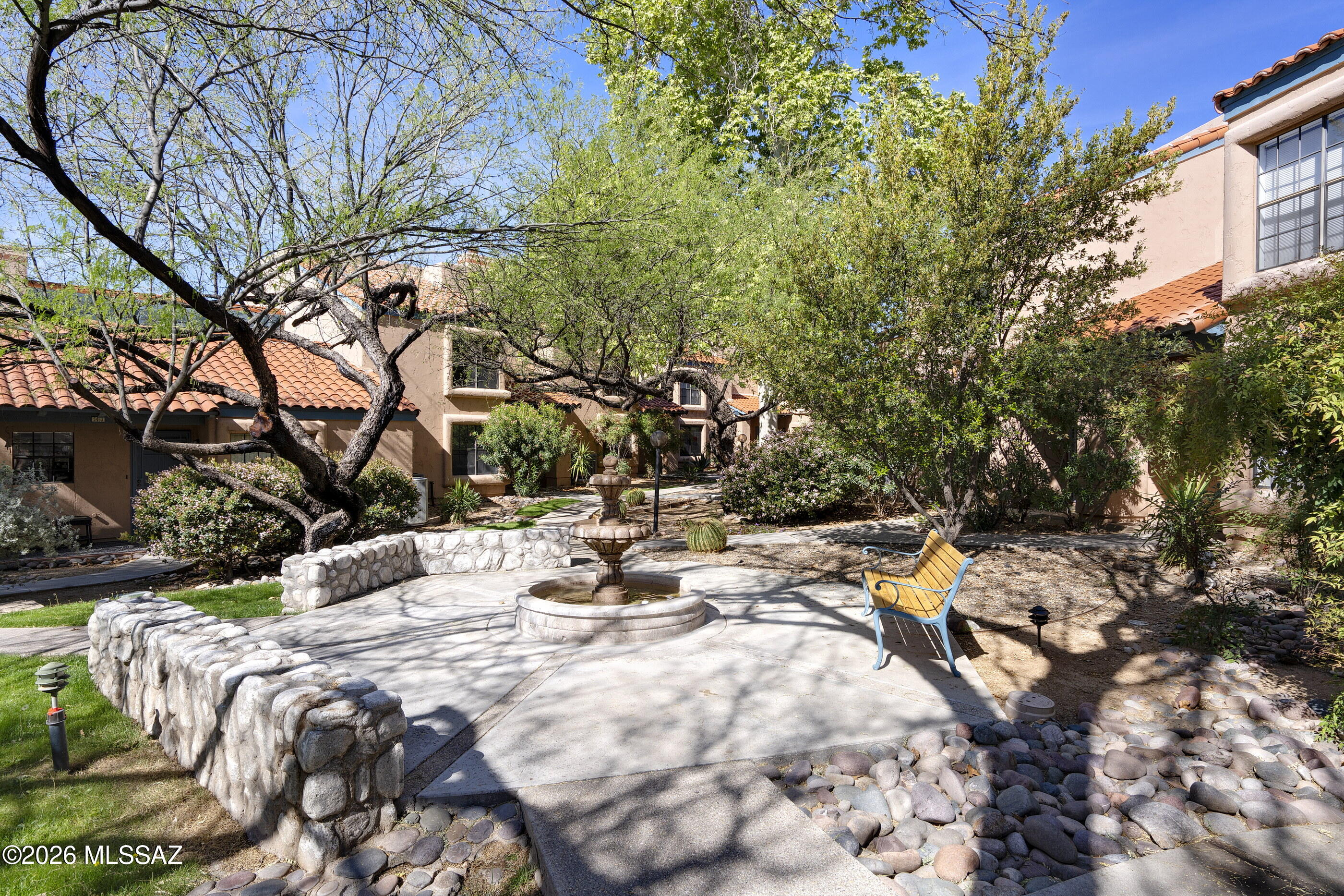 5469 N Vía Del Arbolito