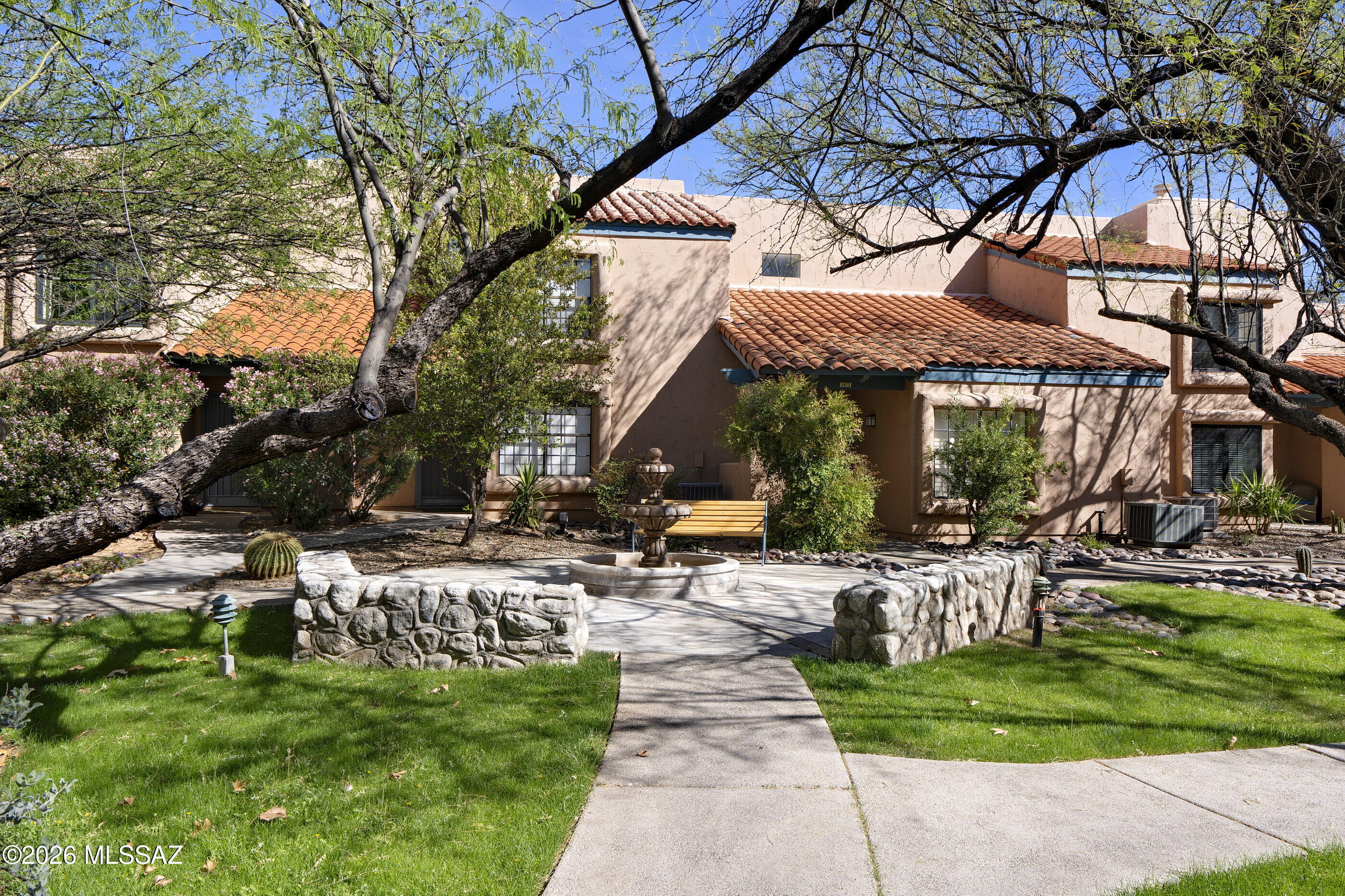 5469 N Vía Del Arbolito