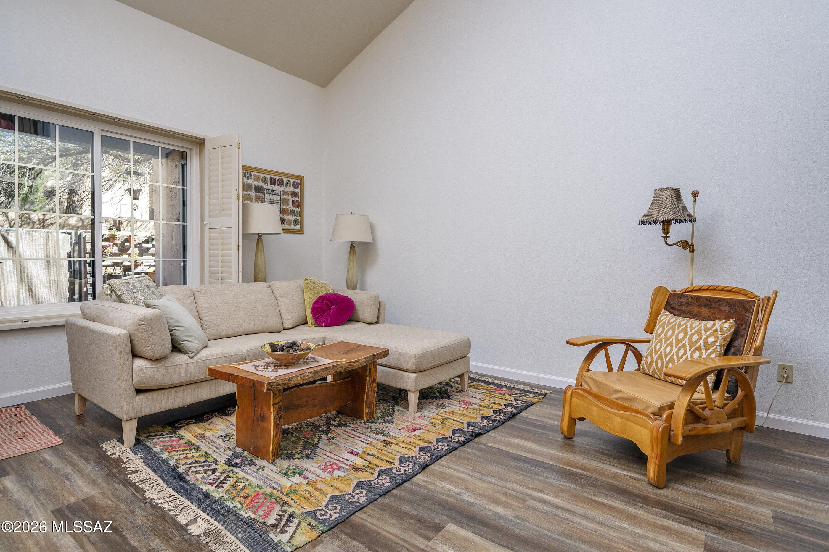 5469 N Vía Del Arbolito