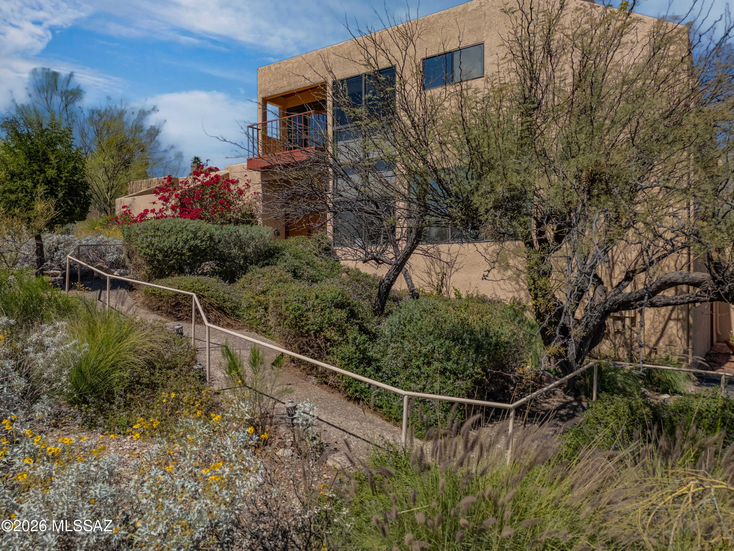 6015 E Paseo Ventoso