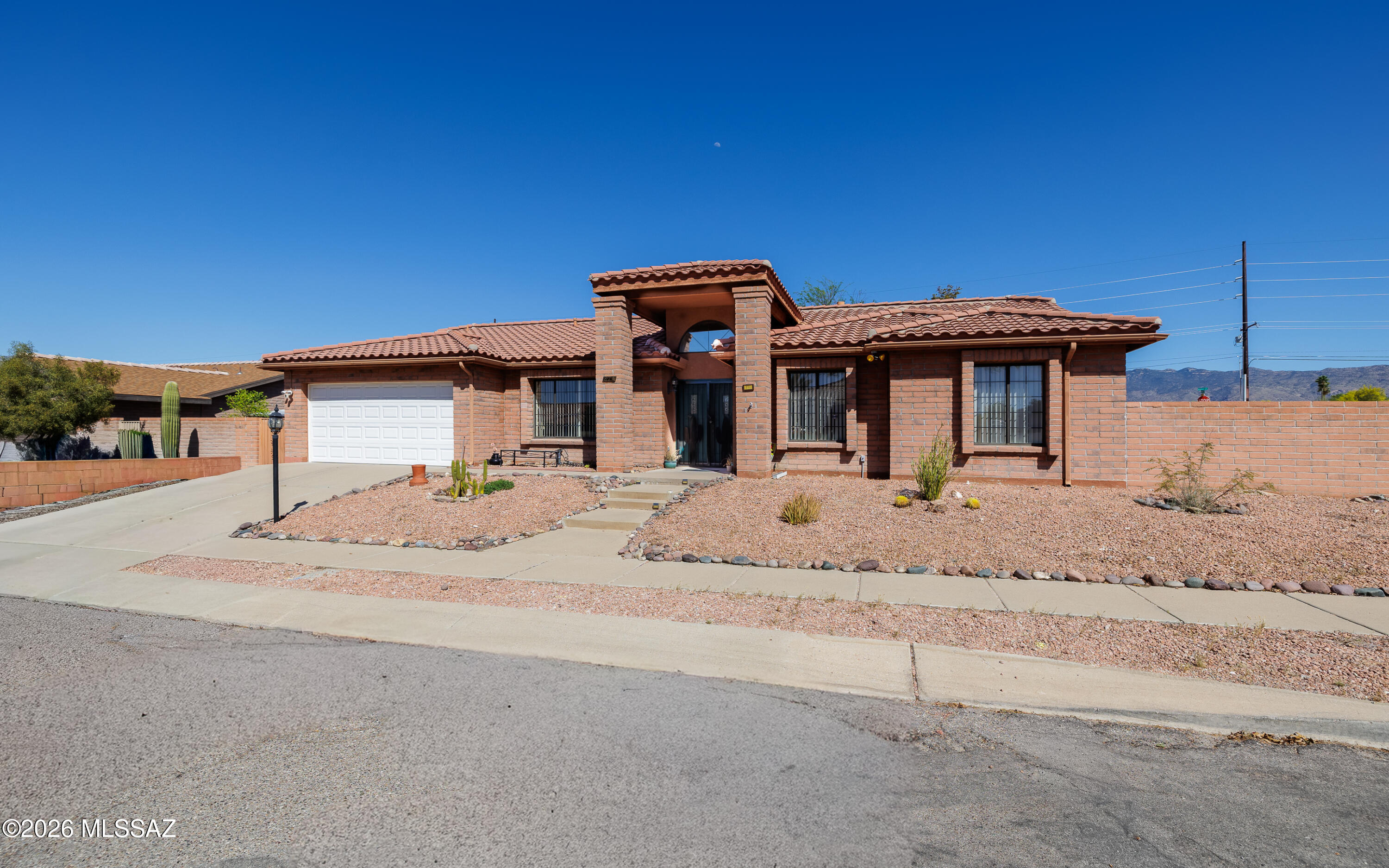 874 N Dusenburg Avenue