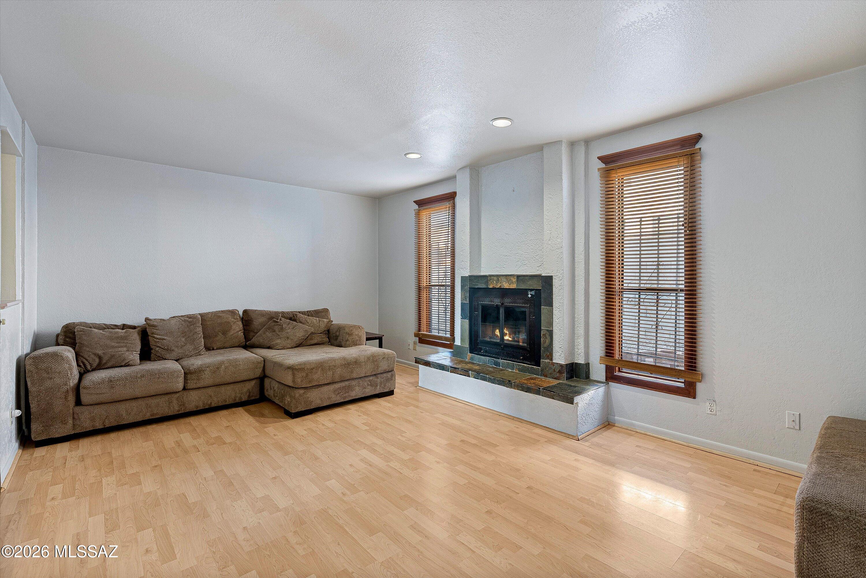 4950 E Hawthorne Street